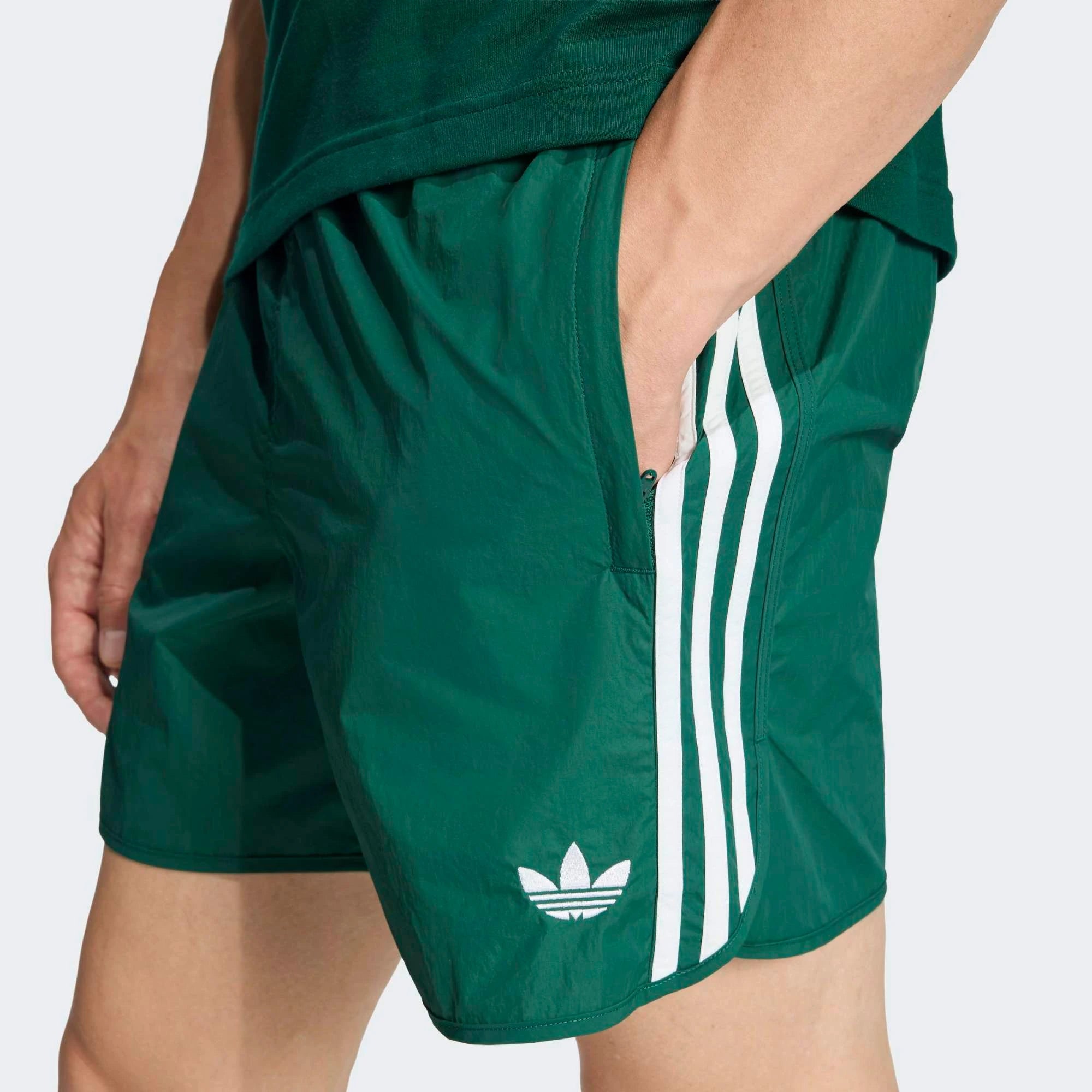 “adidas Originals Classics Sprinter Shorts in Collegiate Green (KE3569) – Retro-Laufshorts mit 3-Streifen Detailansicht bei Stickabush Berlin.“
