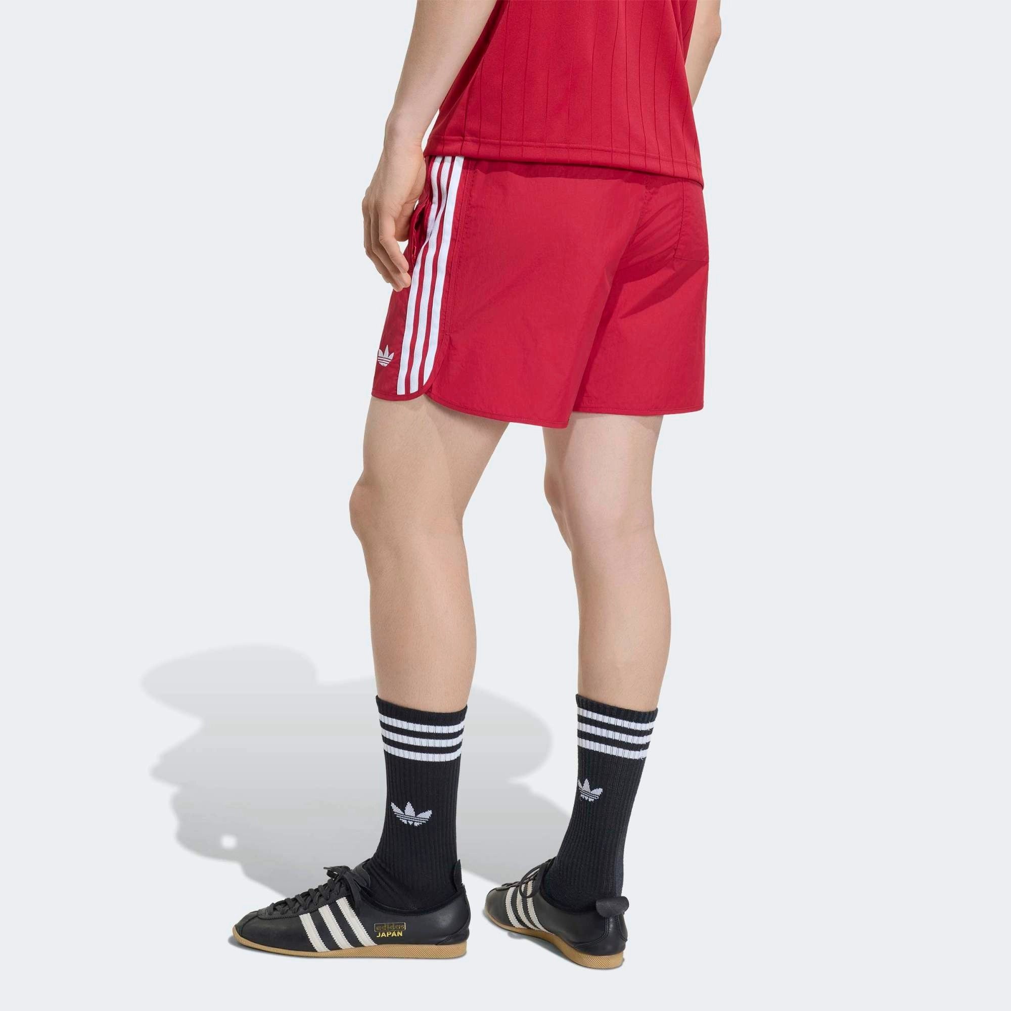„adidas Originals Classics Sprinter Shorts Red White KW0122 – Backansicht am Model, Retro-Laufshorts mit 3-Streifen erhältlich bei Stickabush Berlin.“