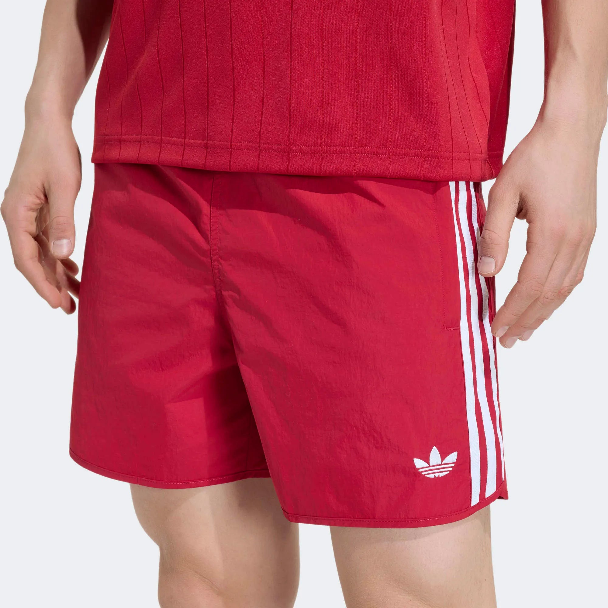 „adidas Originals Classics Sprinter Shorts Red White KW0122 – Frontansicht Details am Model, Retro-Laufshorts mit 3-Streifen erhältlich bei Stickabush Berlin.“