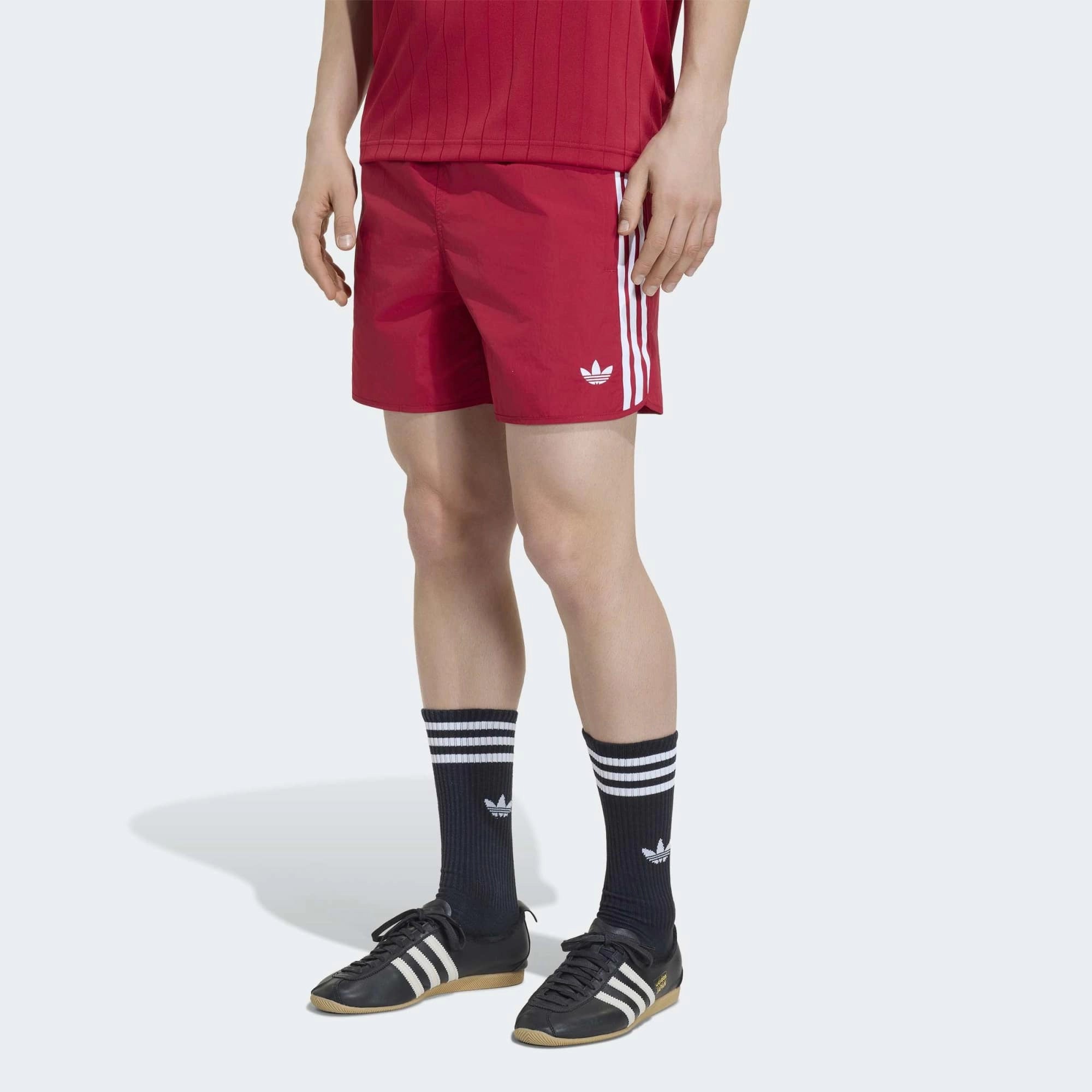 „adidas Originals Classics Sprinter Shorts Red White KW0122 – Frontansicht am Model, Retro-Laufshorts mit 3-Streifen erhältlich bei Stickabush Berlin.“