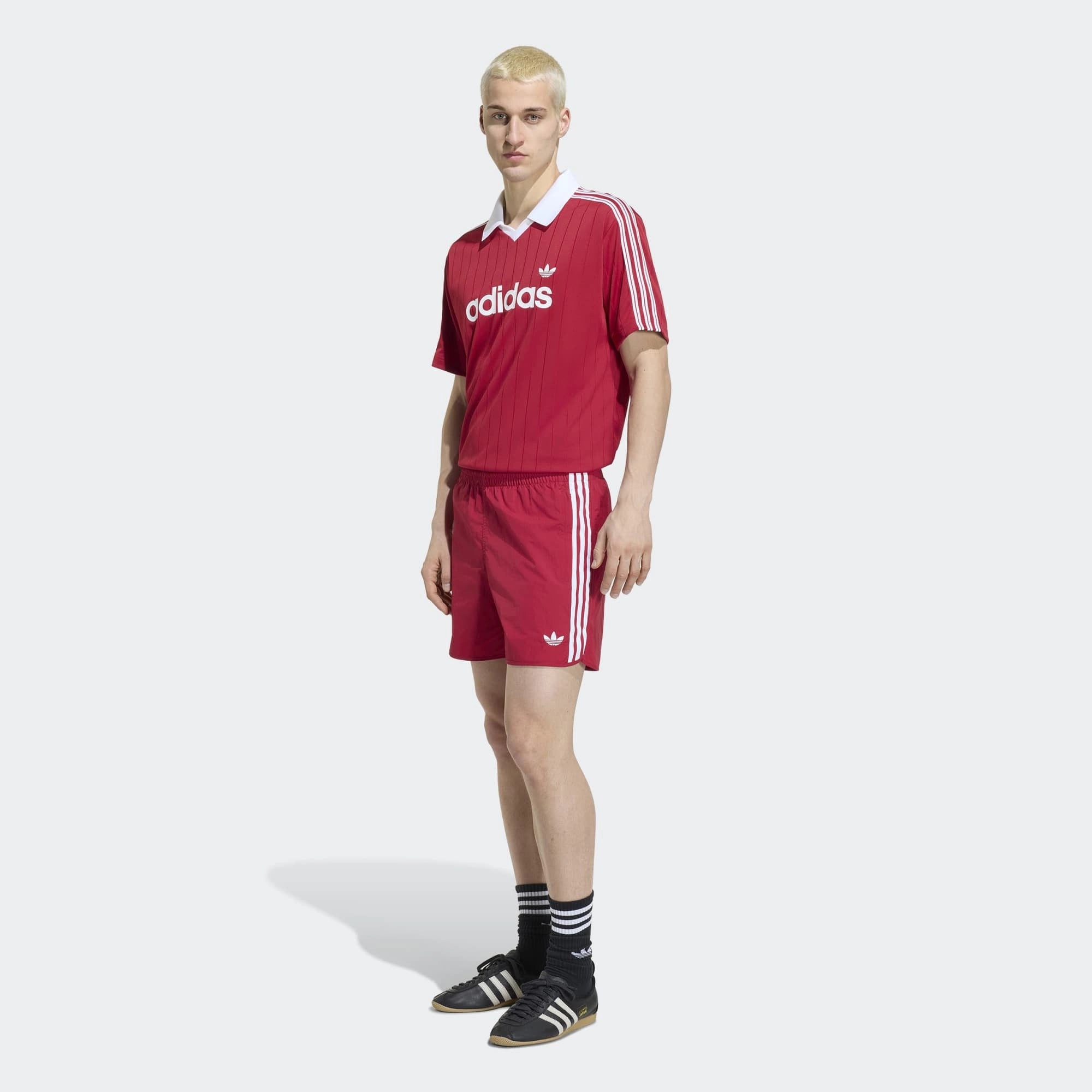 „adidas Originals Classics Sprinter Shorts Red White KW0122 – Frontansicht Outfit am Model, Retro-Laufshorts mit 3-Streifen erhältlich bei Stickabush Berlin.“