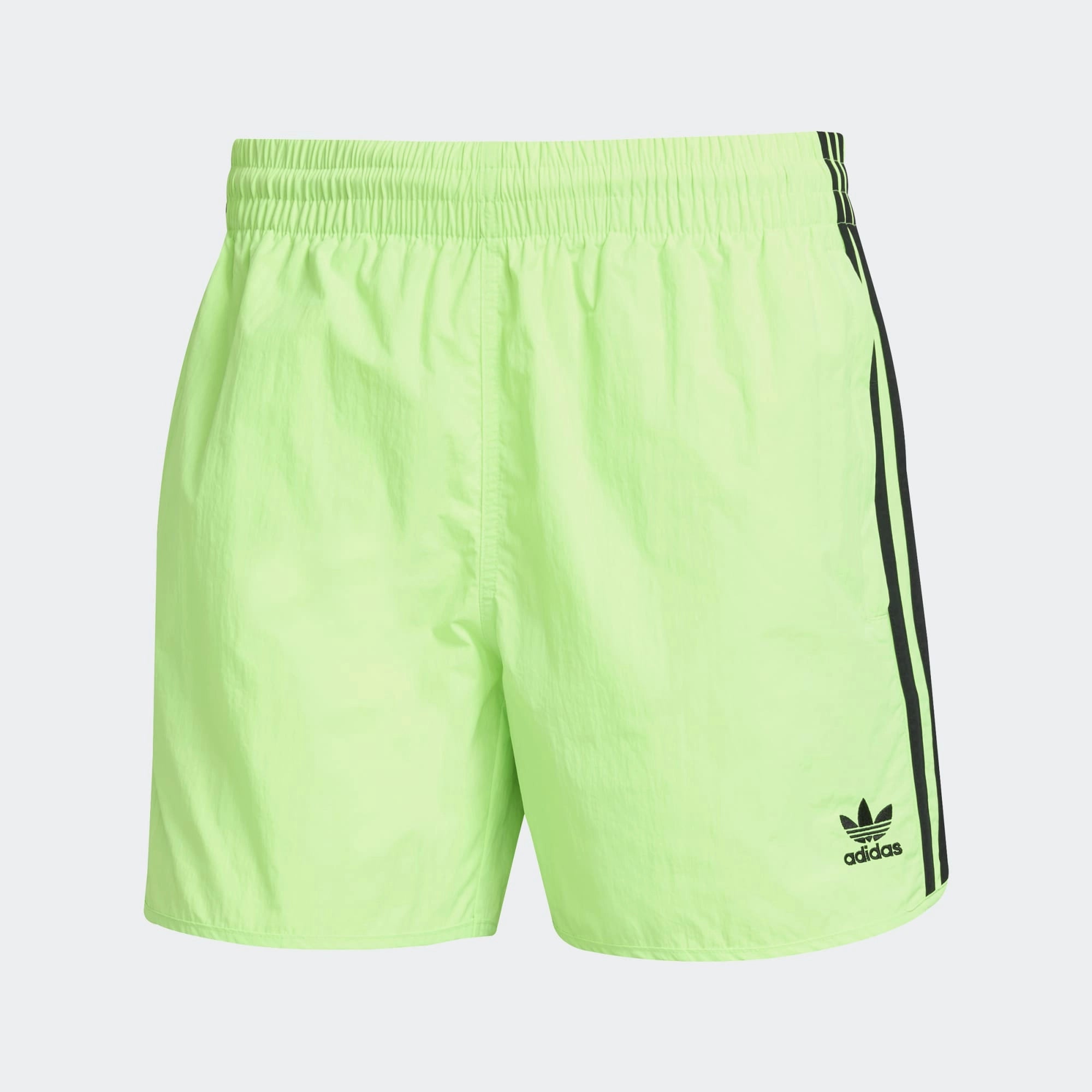 „Vorderansicht der Adidas Classics Sprinter Shorts in Signal Green – Kurze Retro-Sporthose mit schwarzen 3-Streifen, Trefoil-Logo und Reißverschlusstaschen bei Stickabush Berlin.“
