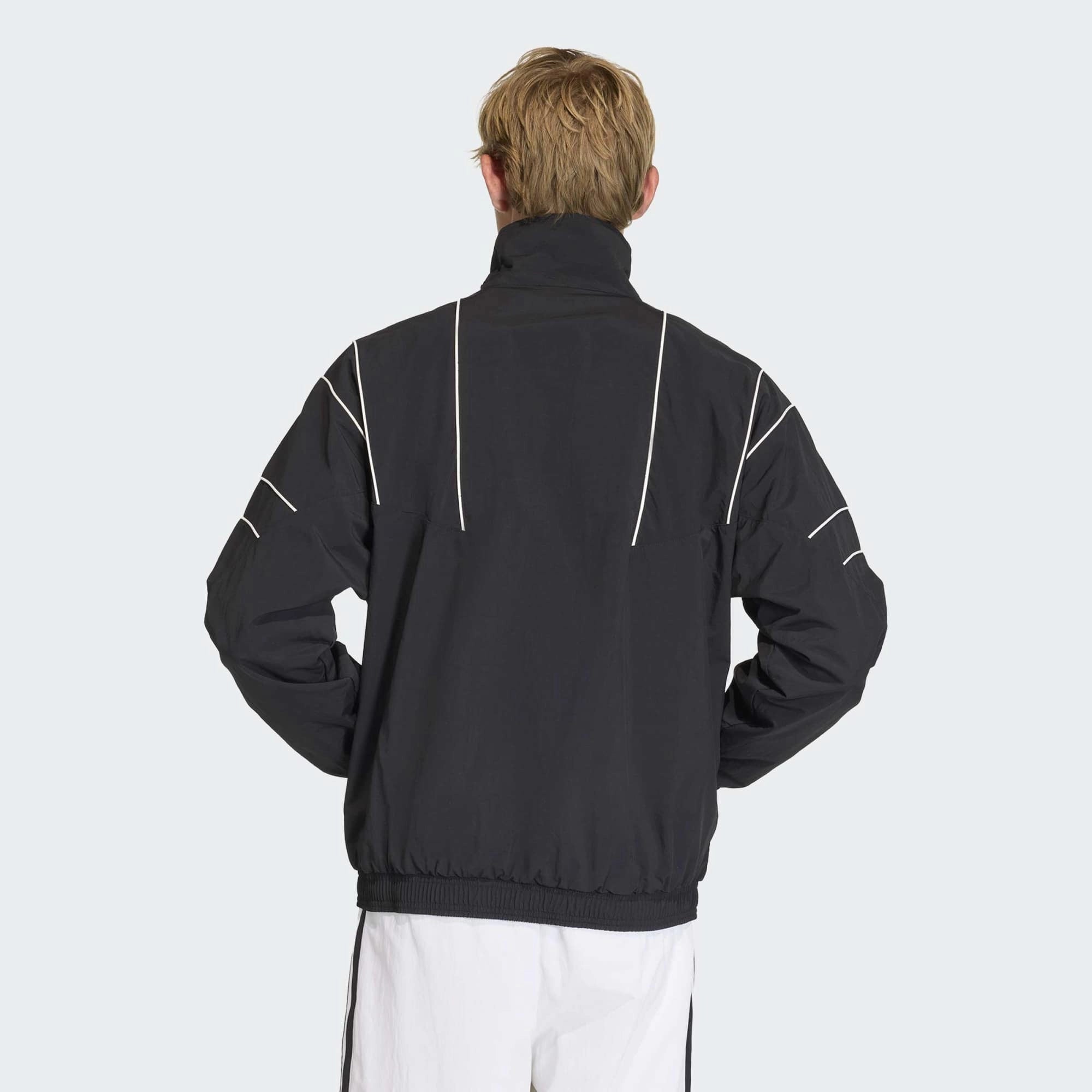 "adidas Originals Cutline Track Top in Black, mit Stehkragen, durchgehenden Reißverschluss und rote adidas Schriftzug Logo (Cutline-Design) entlang der Brust bei Stickabush Berlin."