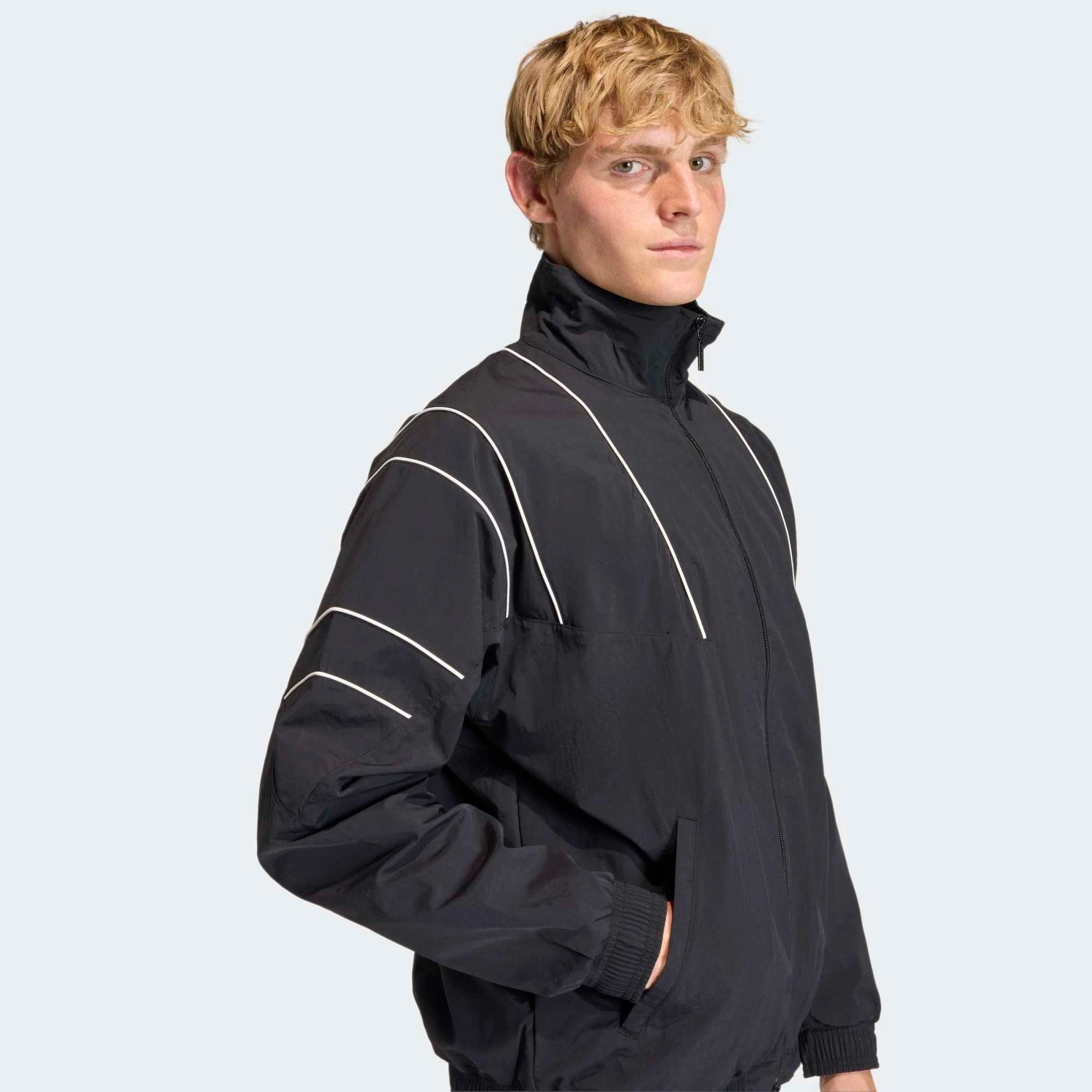 "adidas Originals Cutline Track Top in Black, mit Stehkragen, durchgehenden Reißverschluss und rote adidas Schriftzug Logo (Cutline-Design) entlang der Brust bei Stickabush Berlin."