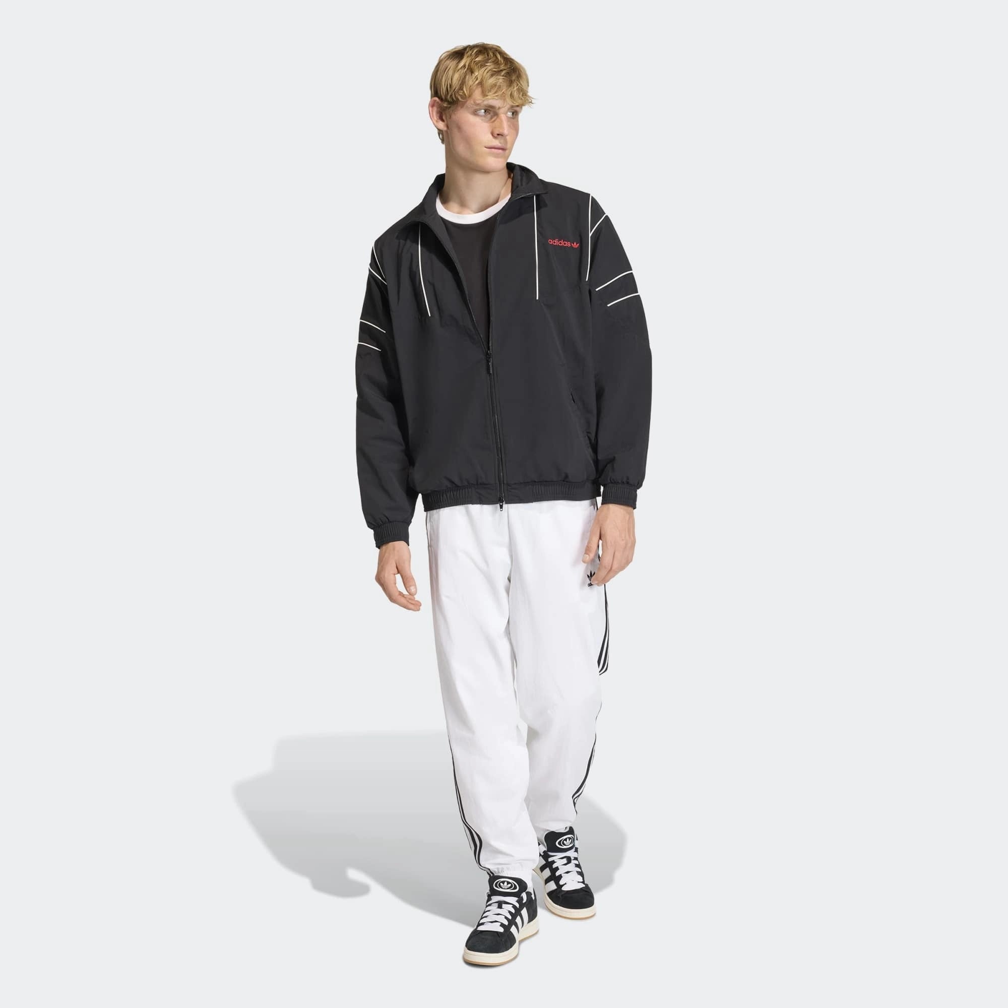 "adidas Originals Cutline Track Top in Black, mit Stehkragen, durchgehenden Reißverschluss und rote adidas Schriftzug Logo (Cutline-Design) entlang der Brust bei Stickabush Berlin."
