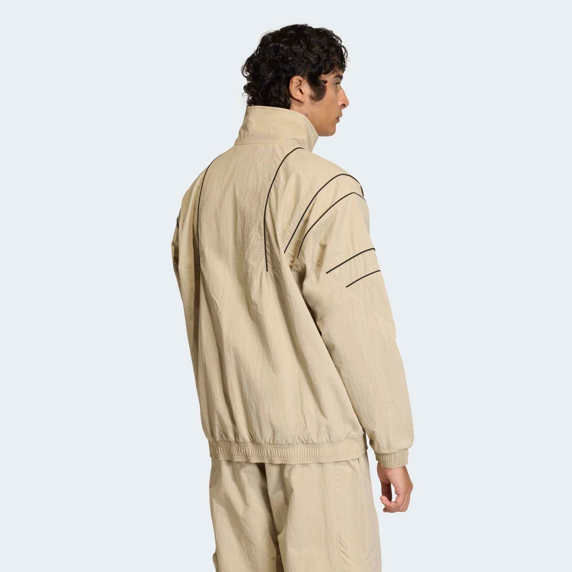 "adidas Originals Cutline Track Top in Stone Khaki, mit Stehkragen, durchgehenden Reißverschluss und schwarze adidas Schriftzug Logo (Cutline-Design) entlang der Brust bei Stickabush Berlin."