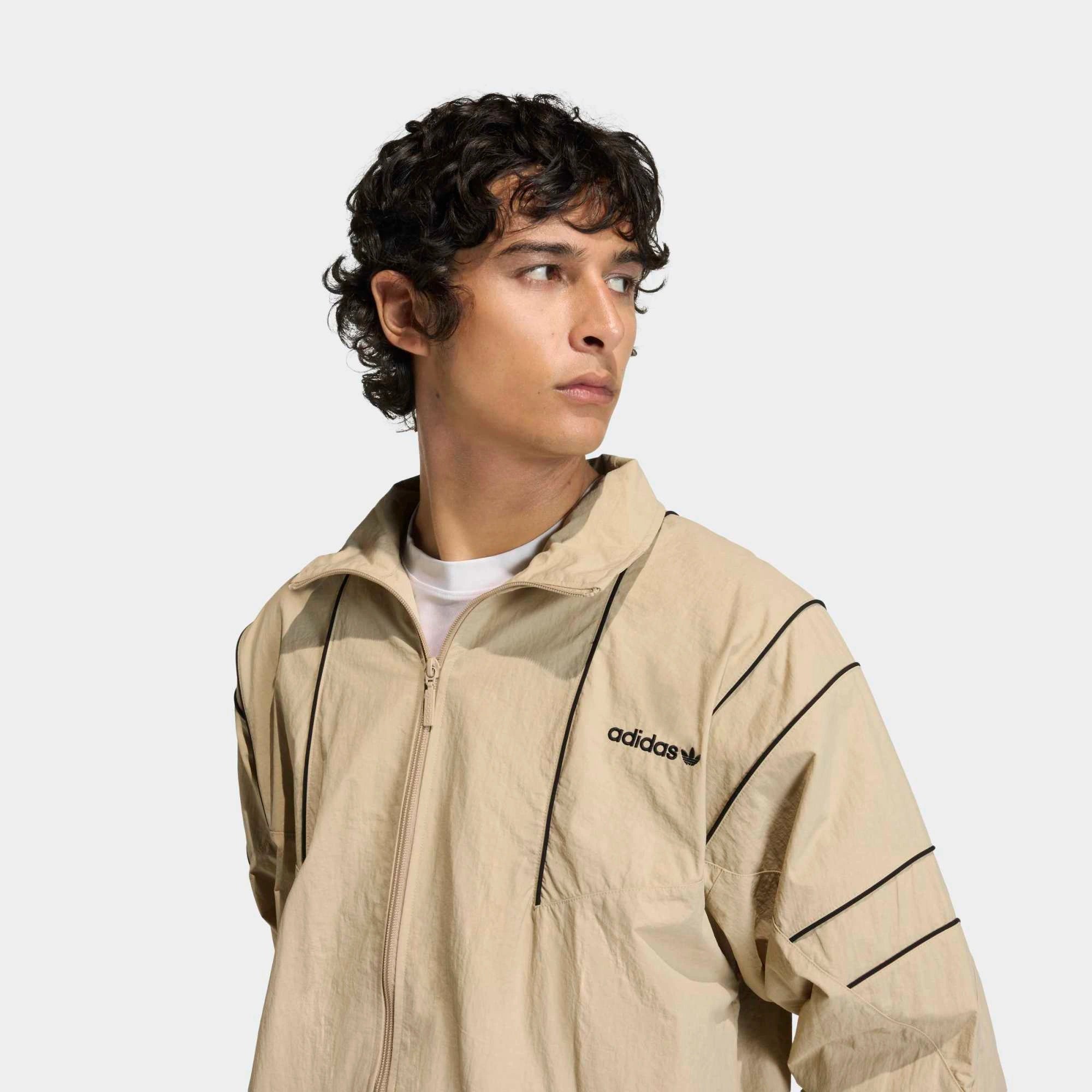 "adidas Originals Cutline Track Top in Stone Khaki, mit Stehkragen, durchgehenden Reißverschluss und schwarze adidas Schriftzug Logo (Cutline-Design) entlang der Brust bei Stickabush Berlin."