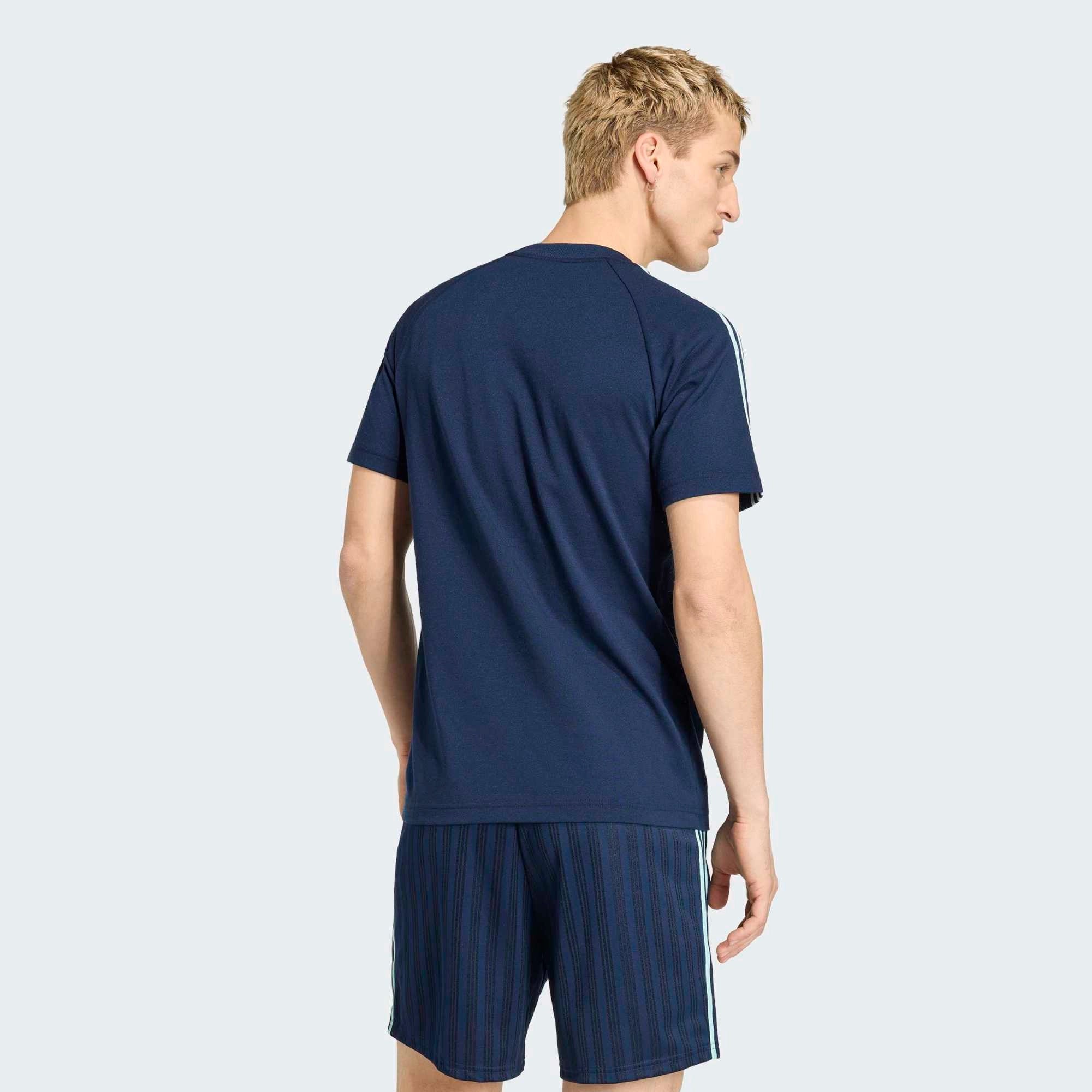 "adidas Originals Deutschland DFB OG T-Shirt Collegiate Navy mit gewebtem DFB-Logo und weißen 3-Streifen bei Stickabush Berlin."