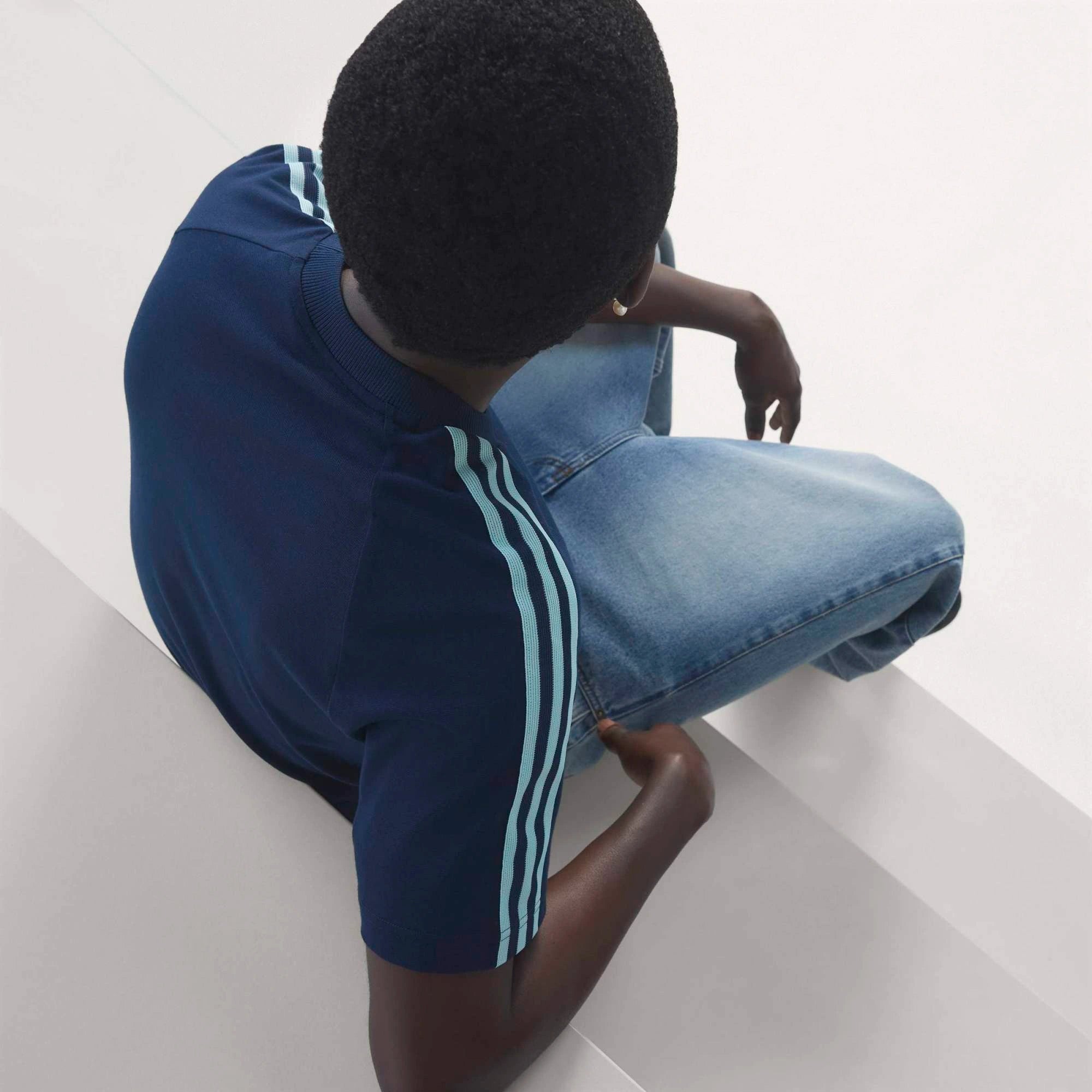"adidas Originals Deutschland DFB OG T-Shirt Collegiate Navy mit gewebtem DFB-Logo und weißen 3-Streifen bei Stickabush Berlin."
