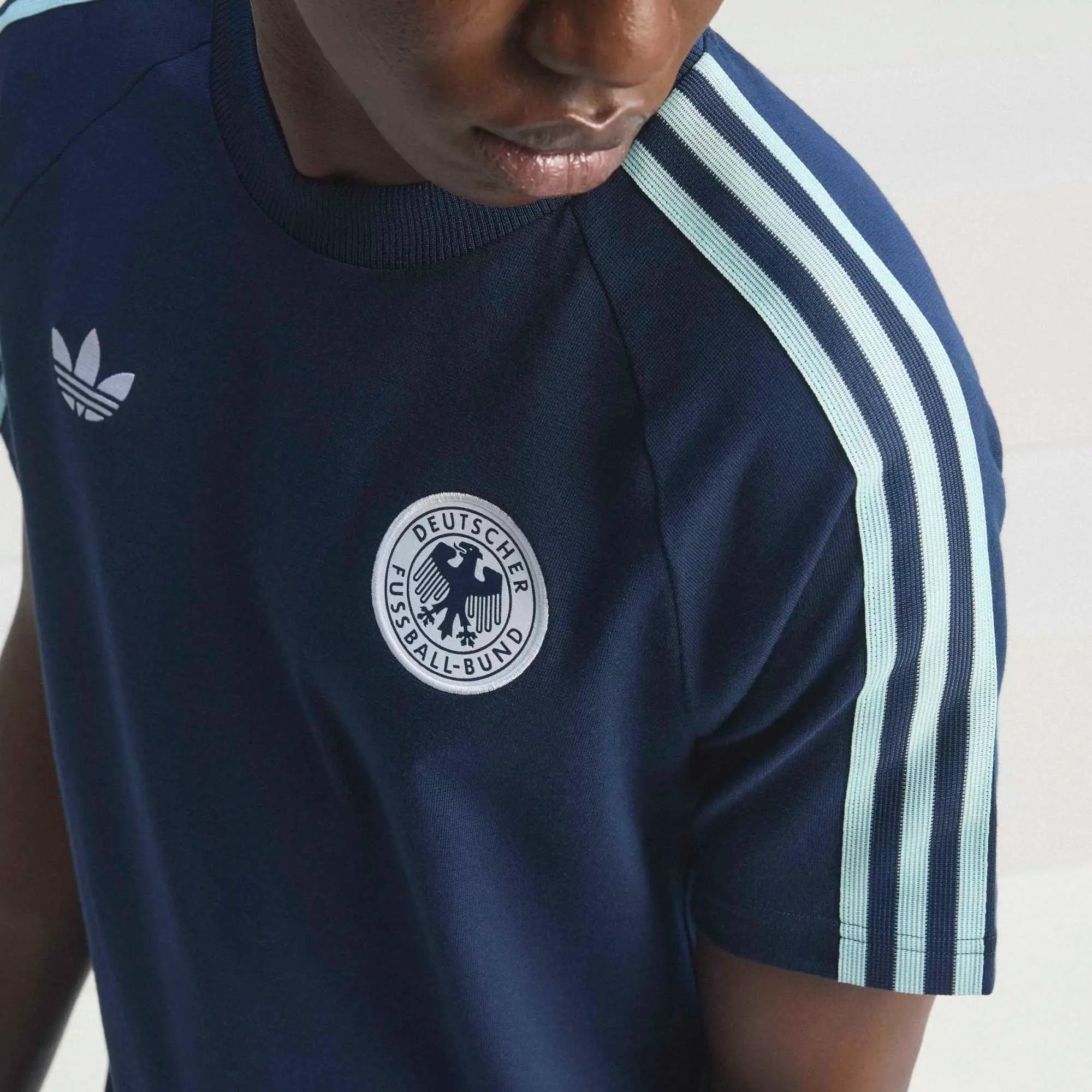 "adidas Originals Deutschland DFB OG T-Shirt Collegiate Navy mit gewebtem DFB-Logo und weißen 3-Streifen bei Stickabush Berlin."
