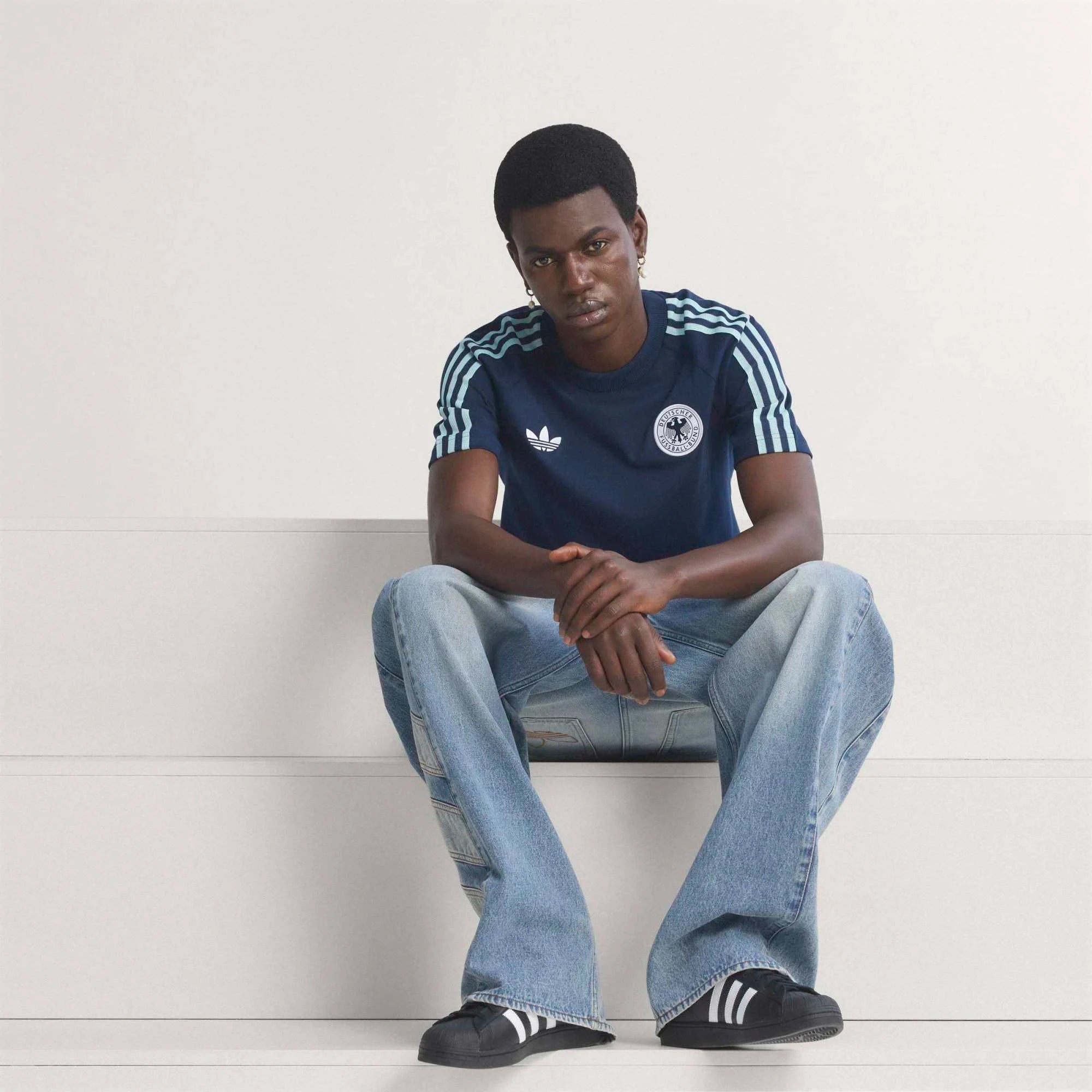 "adidas Originals Deutschland DFB OG T-Shirt Collegiate Navy mit gewebtem DFB-Logo und weißen 3-Streifen bei Stickabush Berlin."