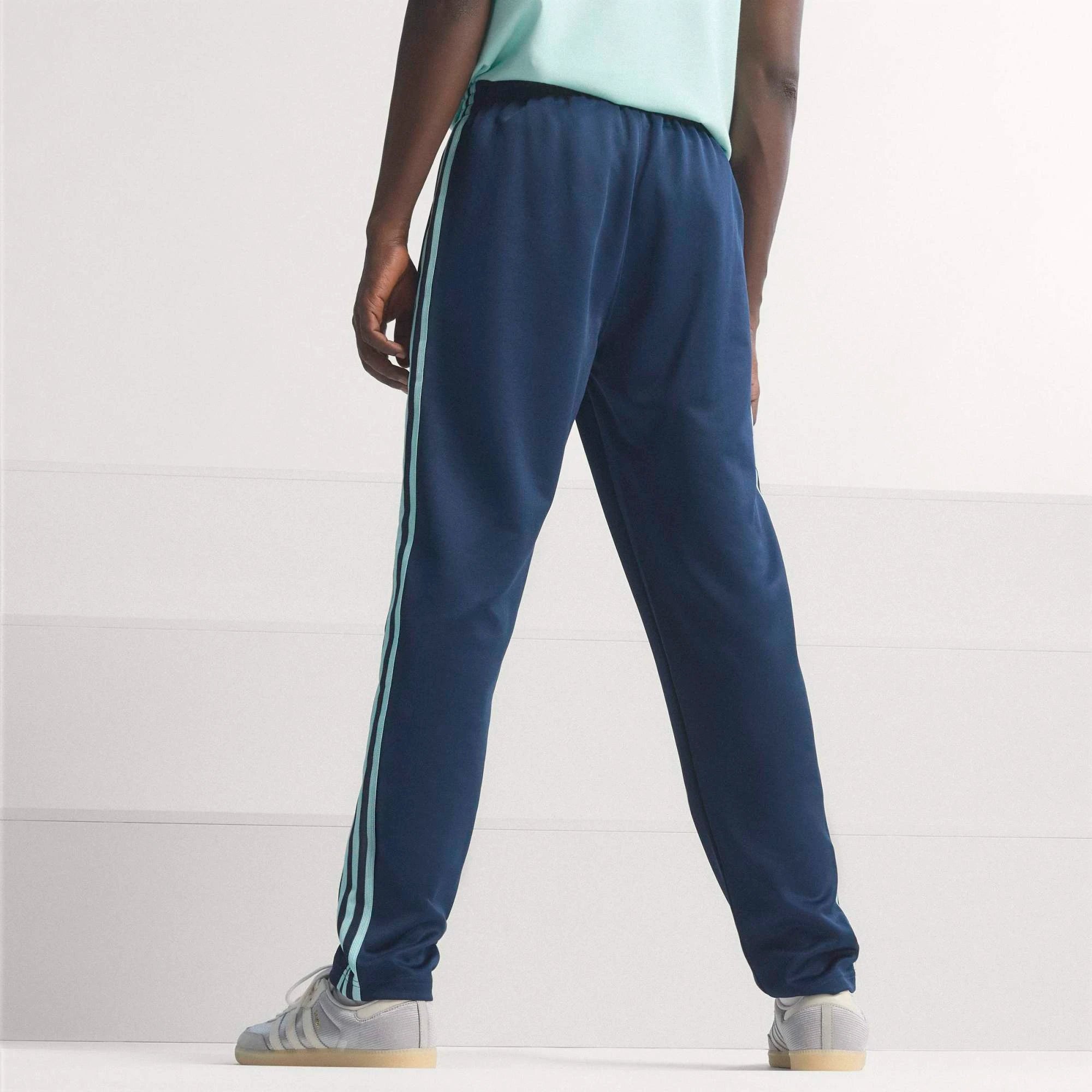 “Dunkelblaue adidas Originals DFB Deutschland OG Trainingshose mit weißen Streifen und gesticktem DFB-Adler Logo bei Stickabush.“