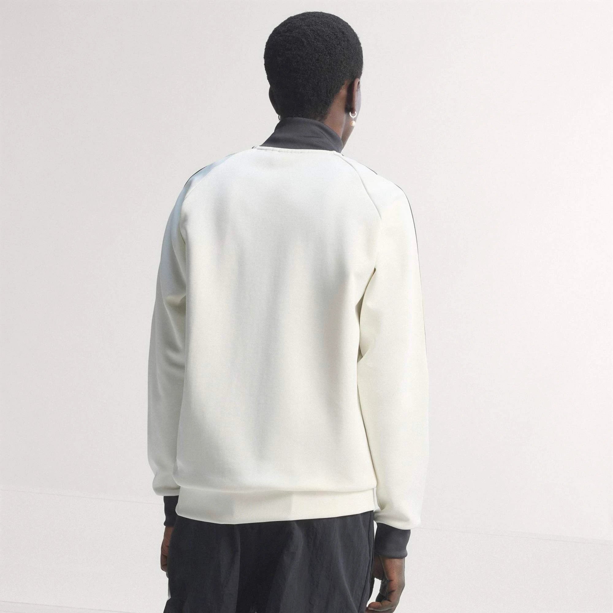 “Cremeweiße adidas Originals DFB Deutschland OG Trainingsjacke mit schwarzen Streifen und gesticktem DFB-Logo bei Stickabush.“