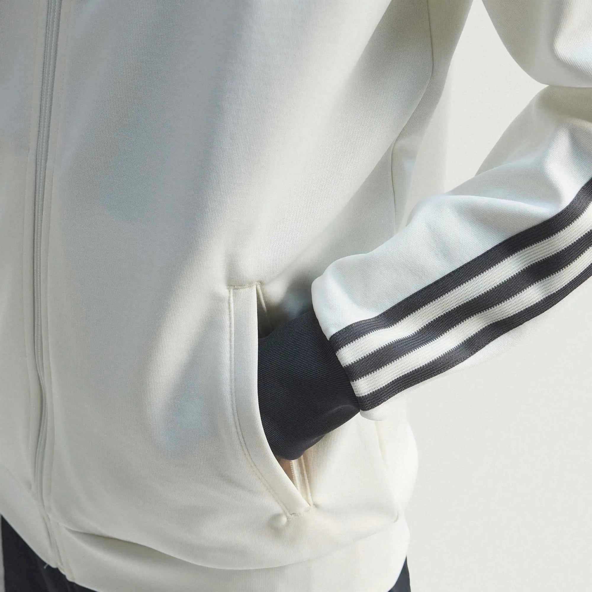 “Cremeweiße adidas Originals DFB Deutschland OG Trainingsjacke mit schwarzen Streifen und gesticktem DFB-Logo bei Stickabush.“