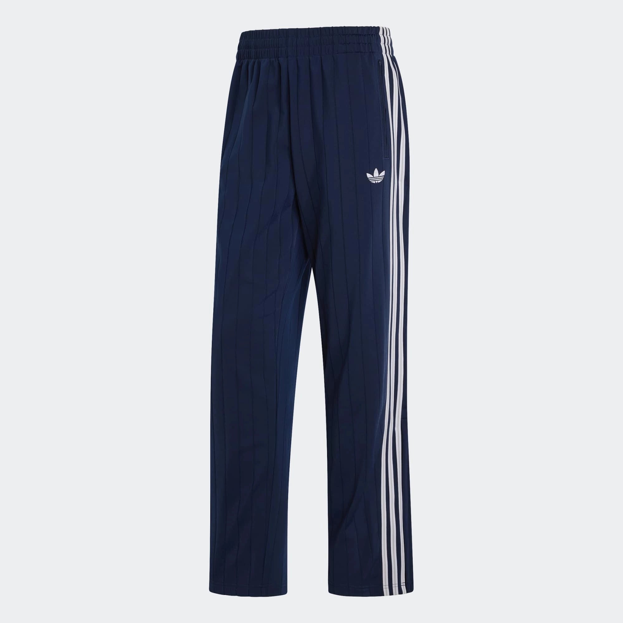 “adidas Originals Firebird Drop Needle Trainingshose in Dunkelblau Night Indigo mit feinen Nadelstreifen-Strukturen und weißen drei Streifen bei Stickabush Berlin.“