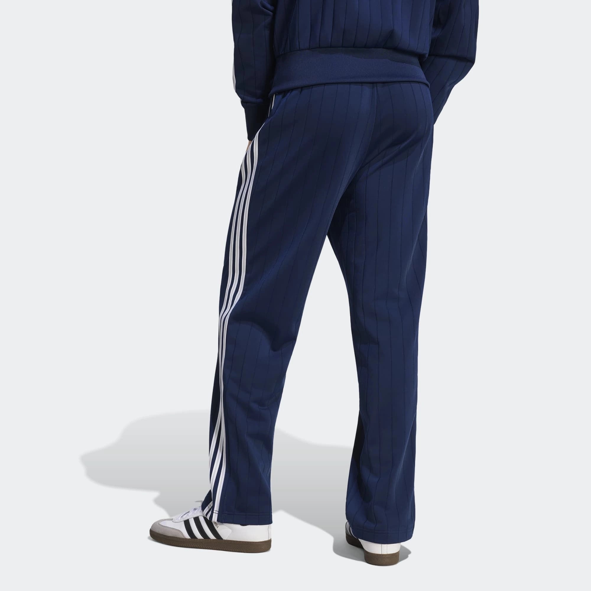 “adidas Originals Firebird Drop Needle Trainingshose in Dunkelblau Night Indigo mit feinen Nadelstreifen-Strukturen und weißen drei Streifen bei Stickabush Berlin.“