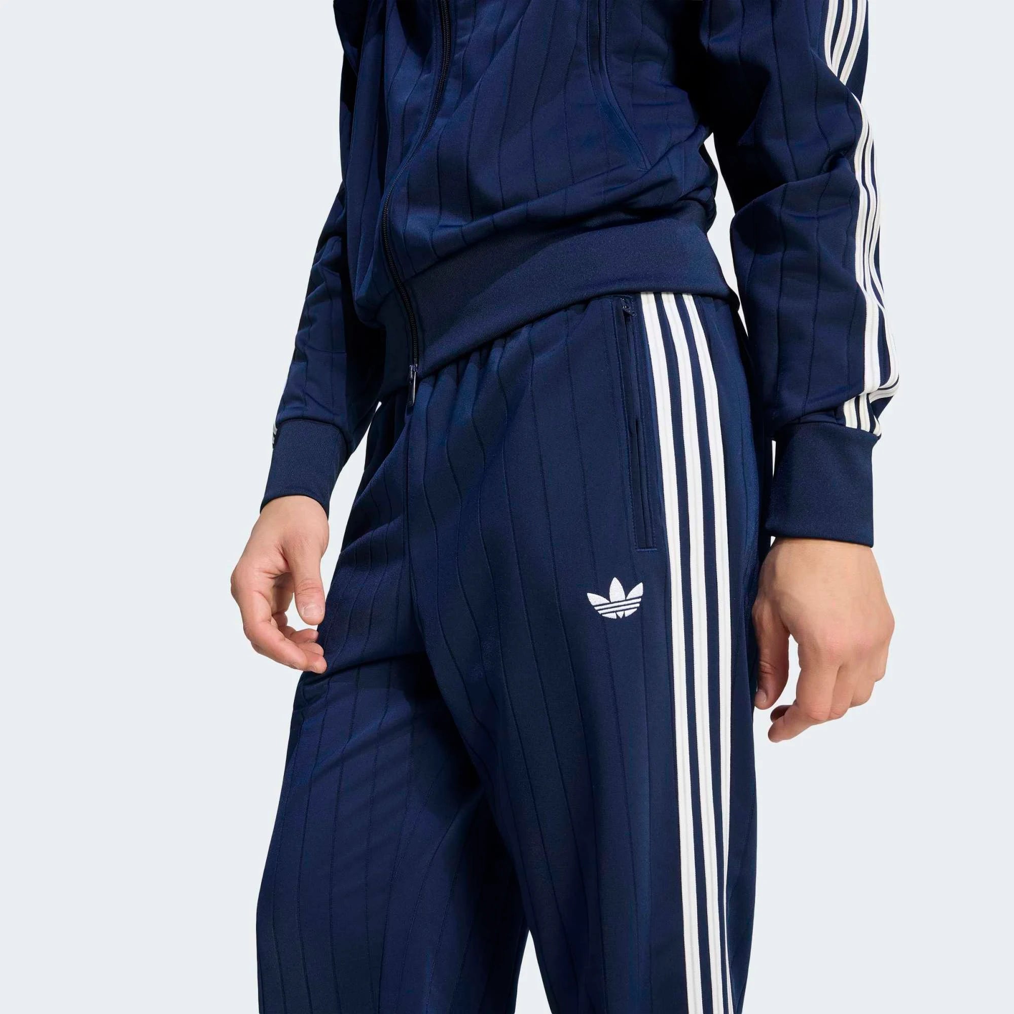 “adidas Originals Firebird Drop Needle Trainingshose in Dunkelblau Night Indigo mit feinen Nadelstreifen-Strukturen und weißen drei Streifen bei Stickabush Berlin.“