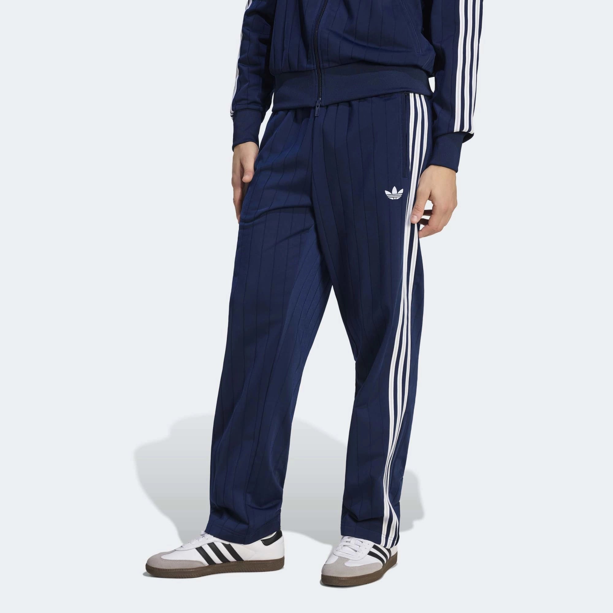 “adidas Originals Firebird Drop Needle Trainingshose in Dunkelblau Night Indigo mit feinen Nadelstreifen-Strukturen und weißen drei Streifen bei Stickabush Berlin.“