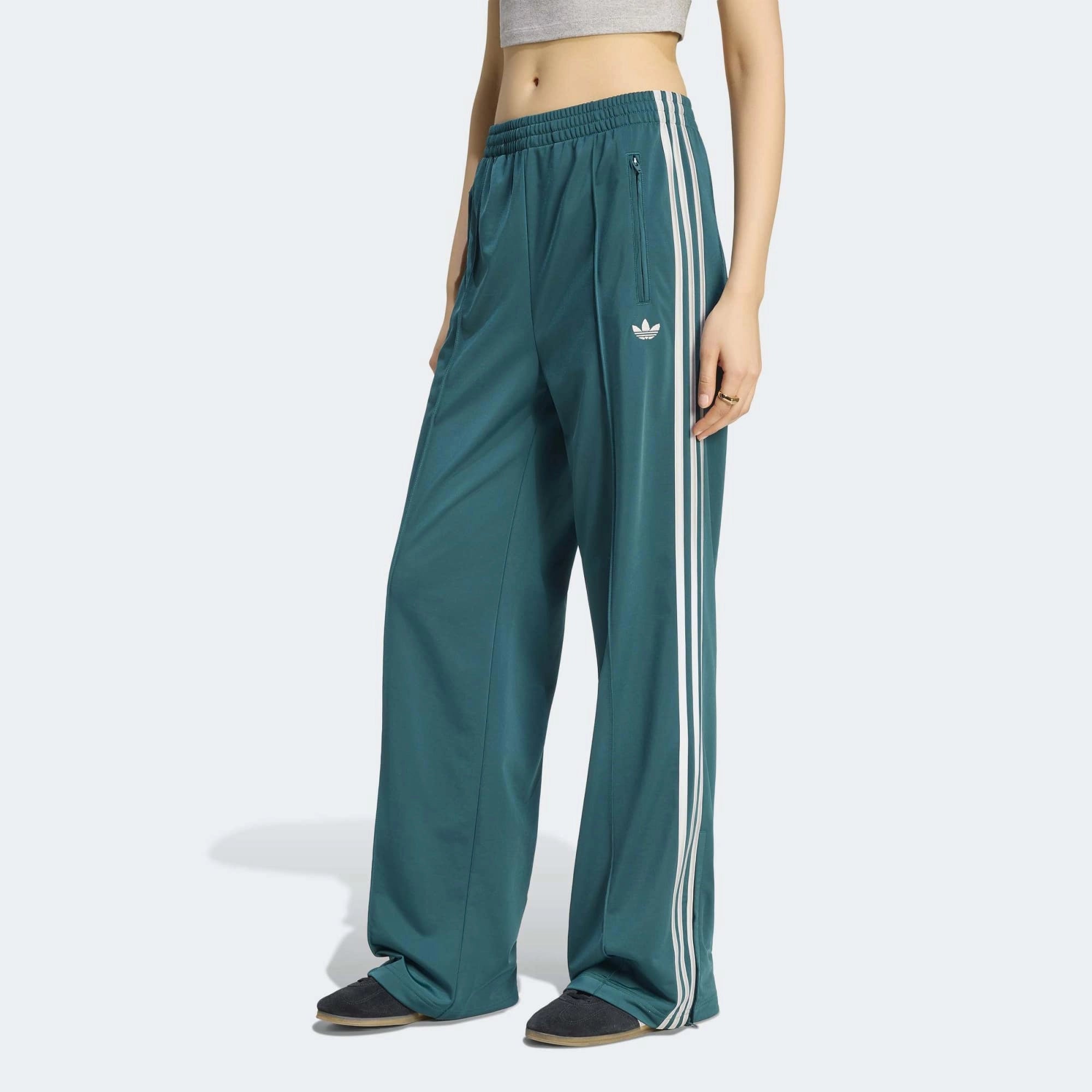 „Dunkelgrüne adidas Originals Firebird Loose Damen Track Pants (KS4672) mit grauen Streifen – weit geschnittene Retro-Trainingshose erhältlich bei Stickabush Berlin.“