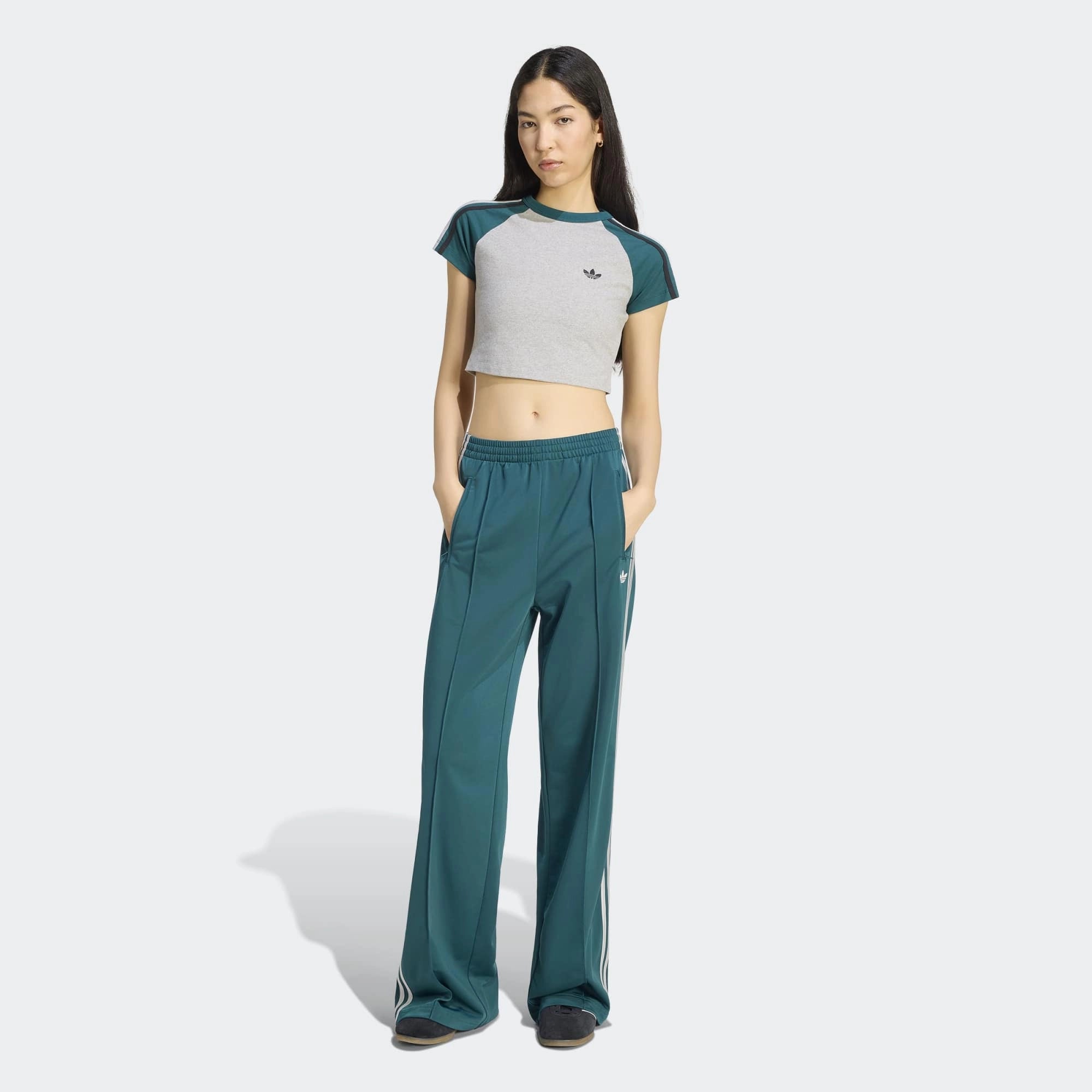 „Dunkelgrüne adidas Originals Firebird Loose Damen Track Pants (KS4672) mit grauen Streifen – weit geschnittene Retro-Trainingshose erhältlich bei Stickabush Berlin.“