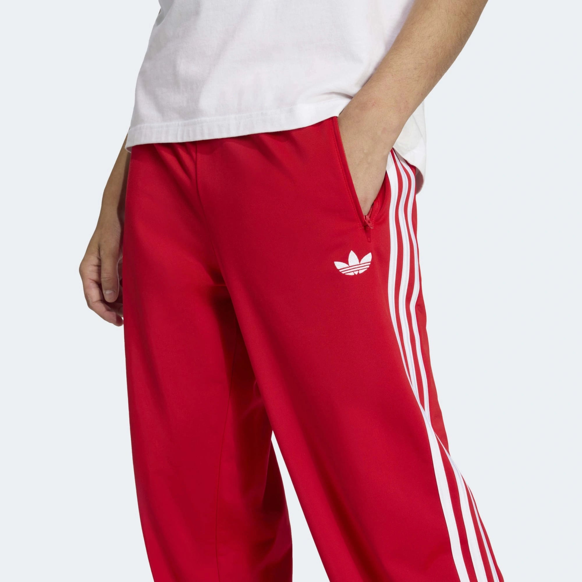 „Rote adidas Originals Firebird Damen Track Pants (KD8319) in Better Scarlet mit weißen 3-Streifen – klassische Retro-Trainingshose erhältlich bei Stickabush Berlin.“