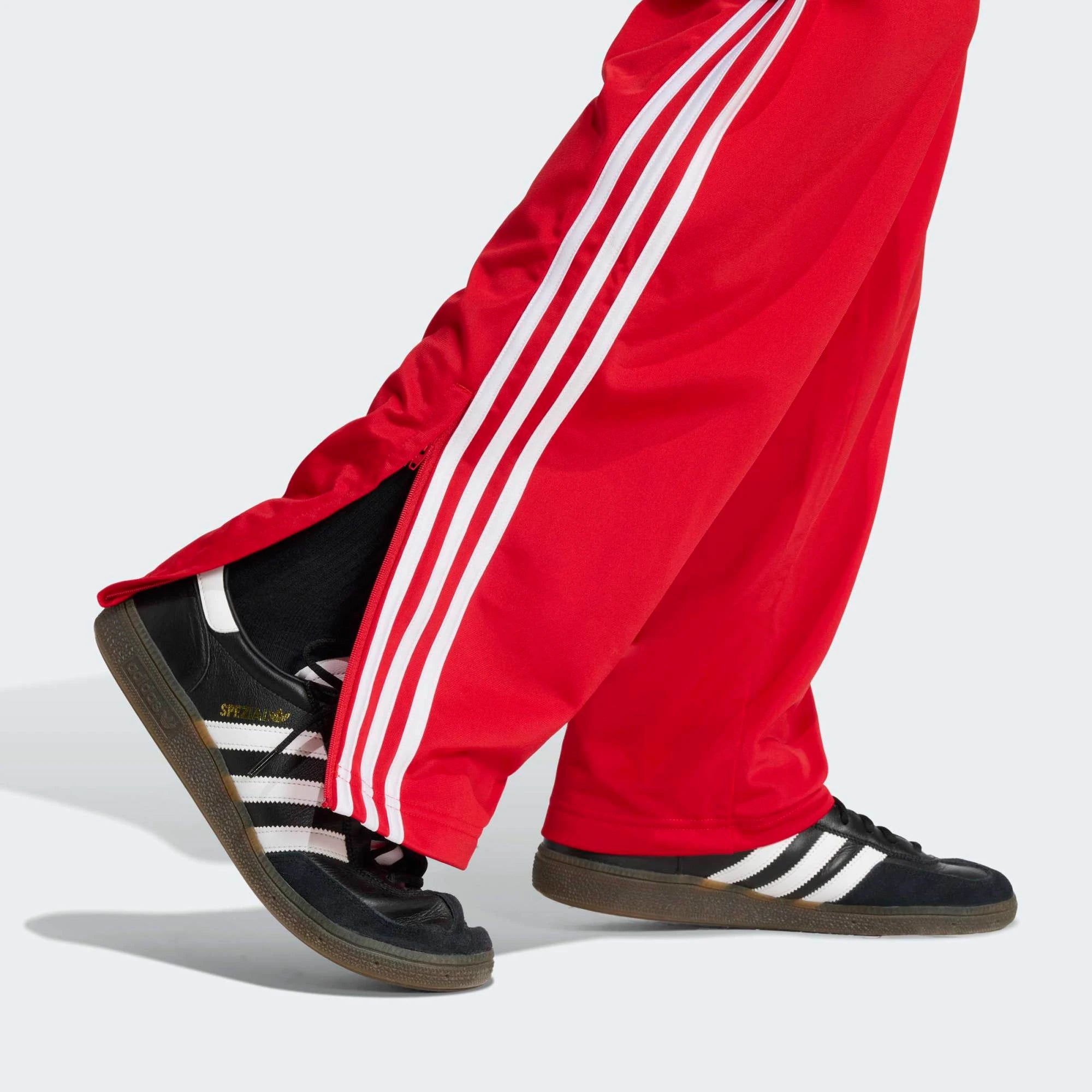 „Rote adidas Originals Firebird Damen Track Pants (KD8319) in Better Scarlet mit weißen 3-Streifen – klassische Retro-Trainingshose erhältlich bei Stickabush Berlin.“