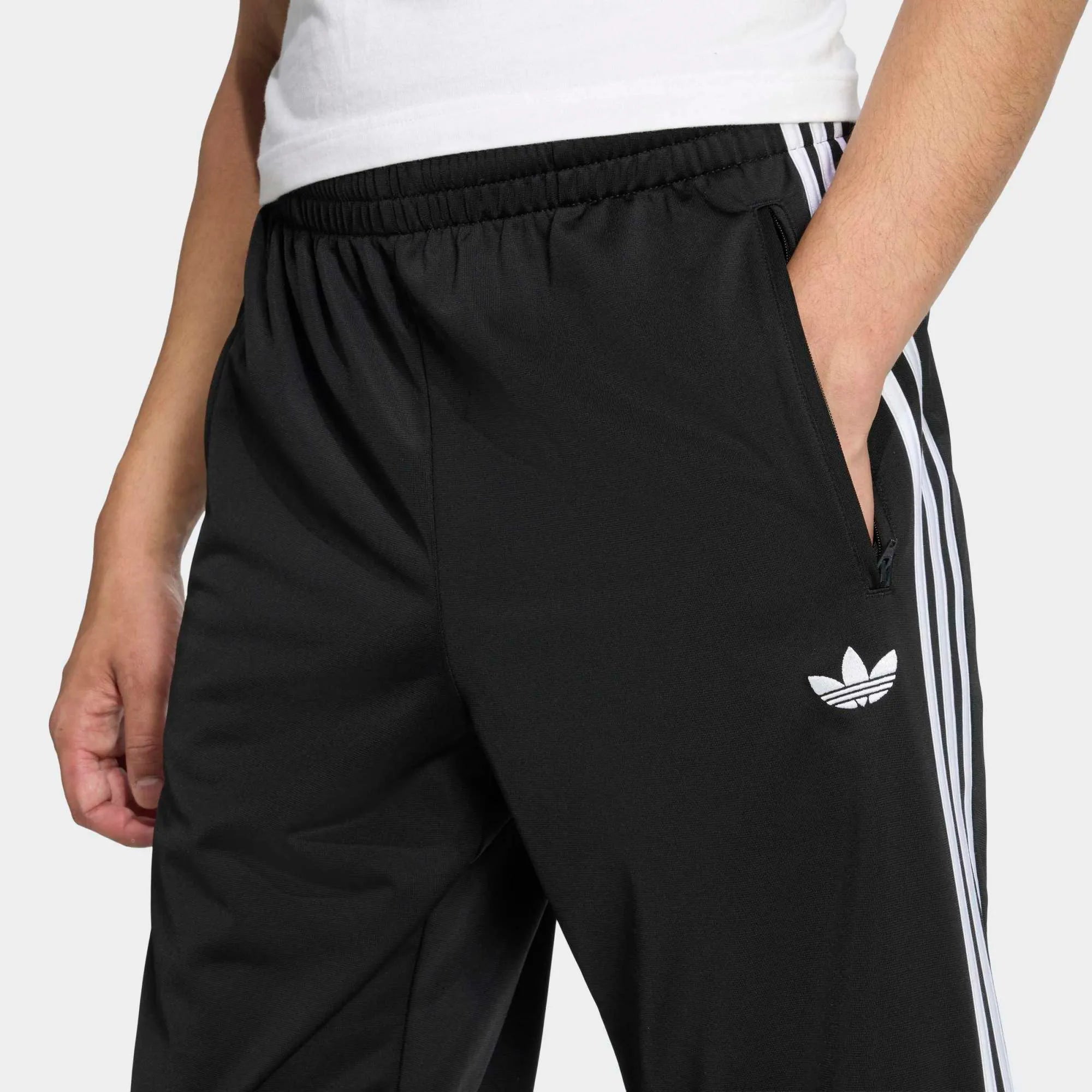 adidas Originals Firebird Track Pants KD8315 Black White - Detail Trefoil Logo und drei Streifen | Stickabush Berlin