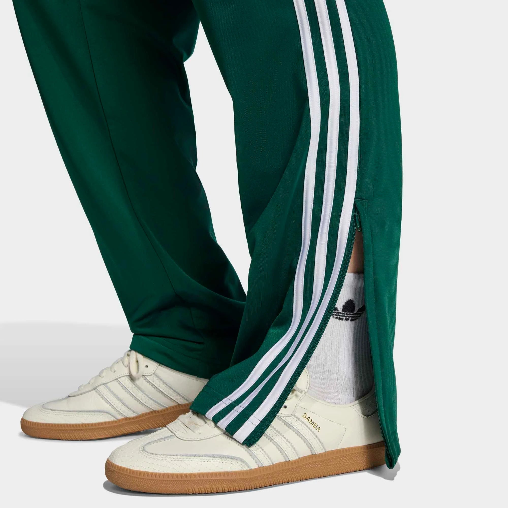 „Dunkelgrüne adidas Originals Firebird Damen Track Pants (KD8317) in Collegiate Green mit weißen Streifen – klassische Retro-Trainingshose erhältlich bei Stickabush Berlin.“