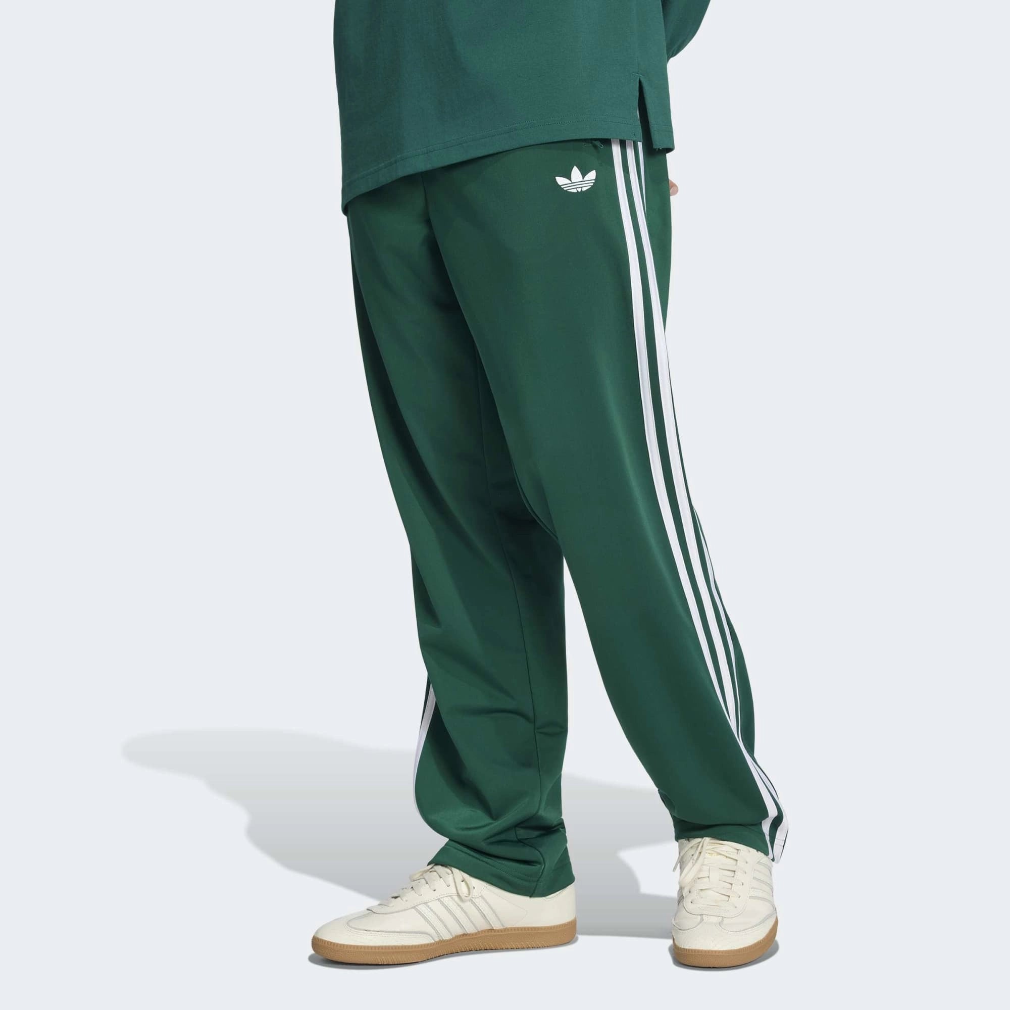 „Dunkelgrüne adidas Originals Firebird Damen Track Pants (KD8317) in Collegiate Green mit weißen Streifen – klassische Retro-Trainingshose erhältlich bei Stickabush Berlin.“
