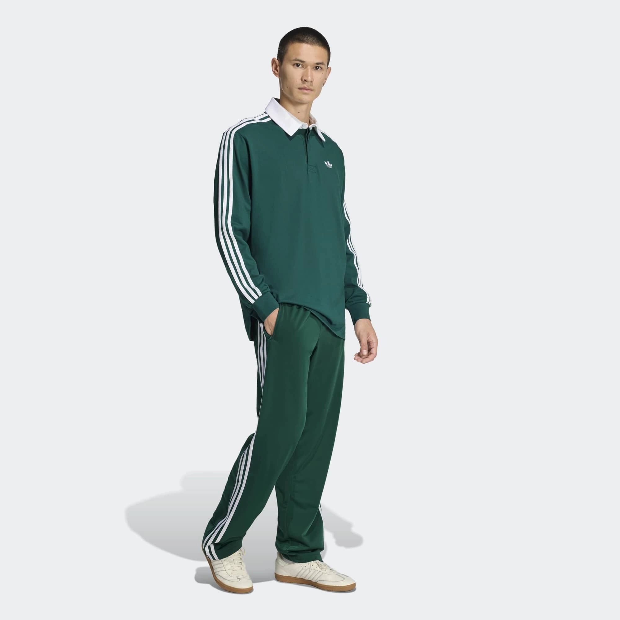 „Dunkelgrüne adidas Originals Firebird Damen Track Pants (KD8317) in Collegiate Green mit weißen Streifen – klassische Retro-Trainingshose erhältlich bei Stickabush Berlin.“