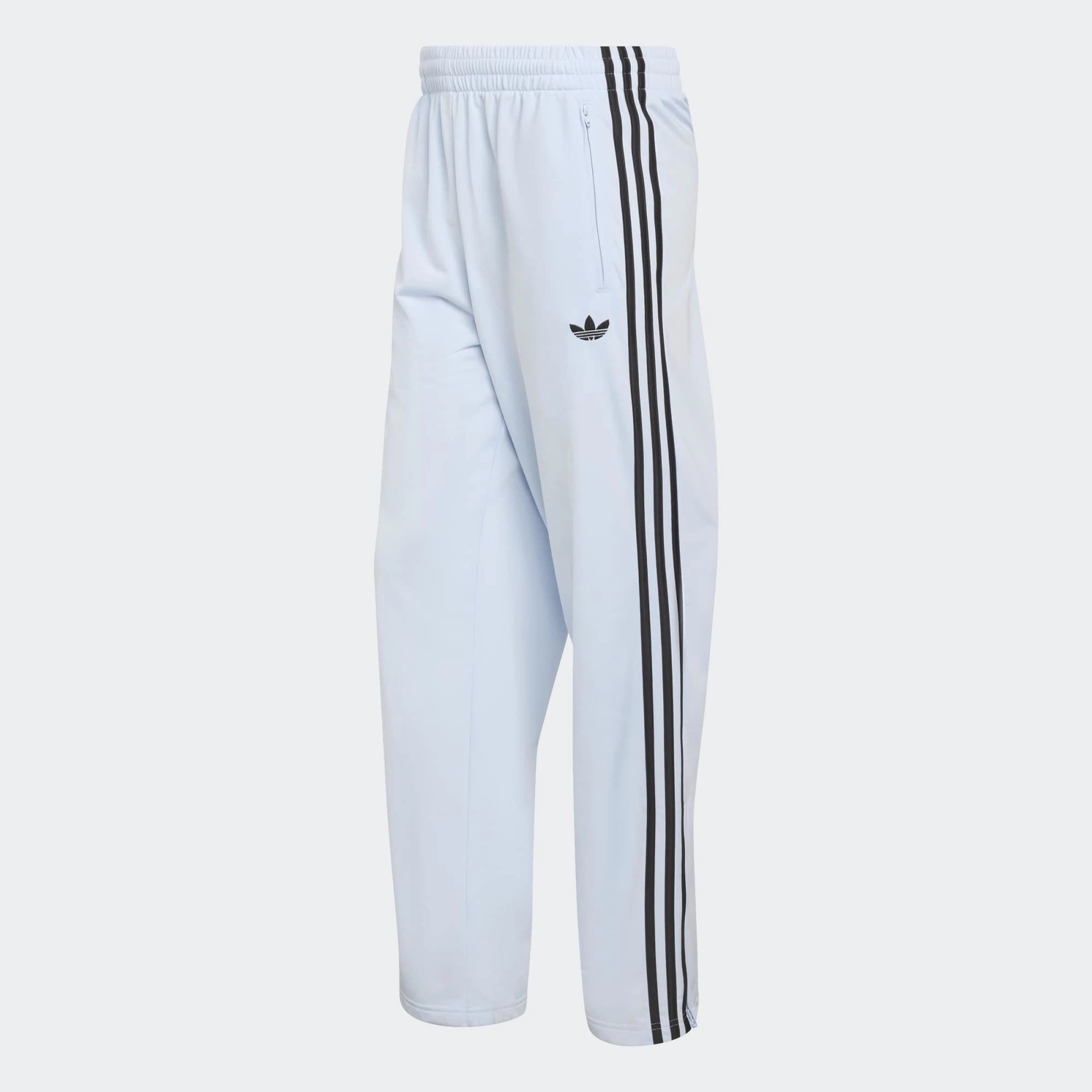„adidas Originals Firebird Track Pants Crystal Sky KC8010 – Frontansicht, Slim-Fit Trainingshose erhältlich bei Stickabush Berlin.“
