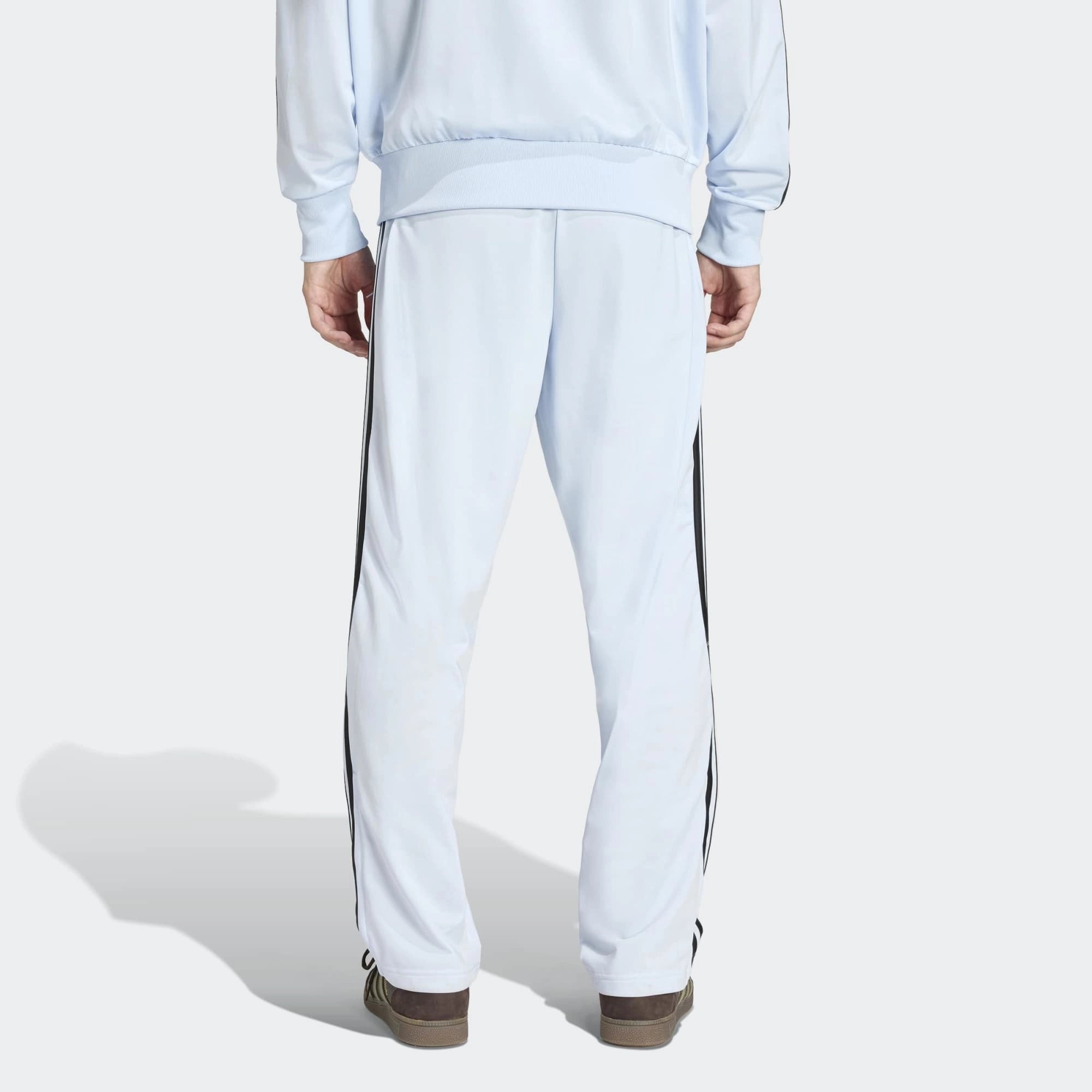 „adidas Originals Firebird Track Pants Crystal Sky KC8010 – Backansicht am Model, Slim-Fit Trainingshose erhältlich bei Stickabush Berlin.“