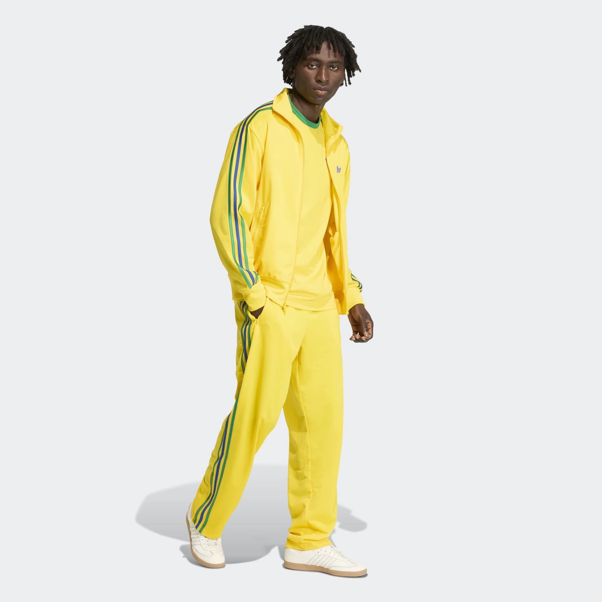 „Gelbe adidas Originals Firebird Track Pants (KD8340) mit grünen Streifen und Details in Collegiate Royal Blau – bunte Retro-Trainingshose erhältlich bei Stickabush Berlin.“