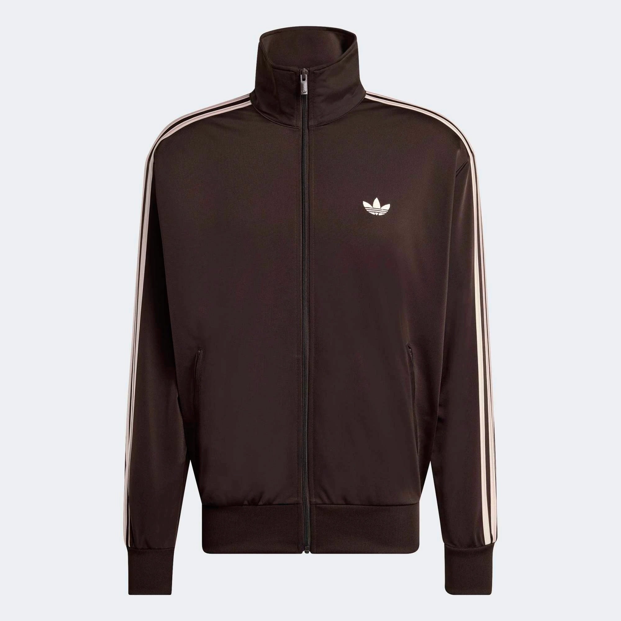 “Die braune adidas Originals Firebird Trainingsjacke in Aurora Coffee mit altrosa farbenen 3-Streifen und Stehkragen im Retro-Look bei Stickabush“.