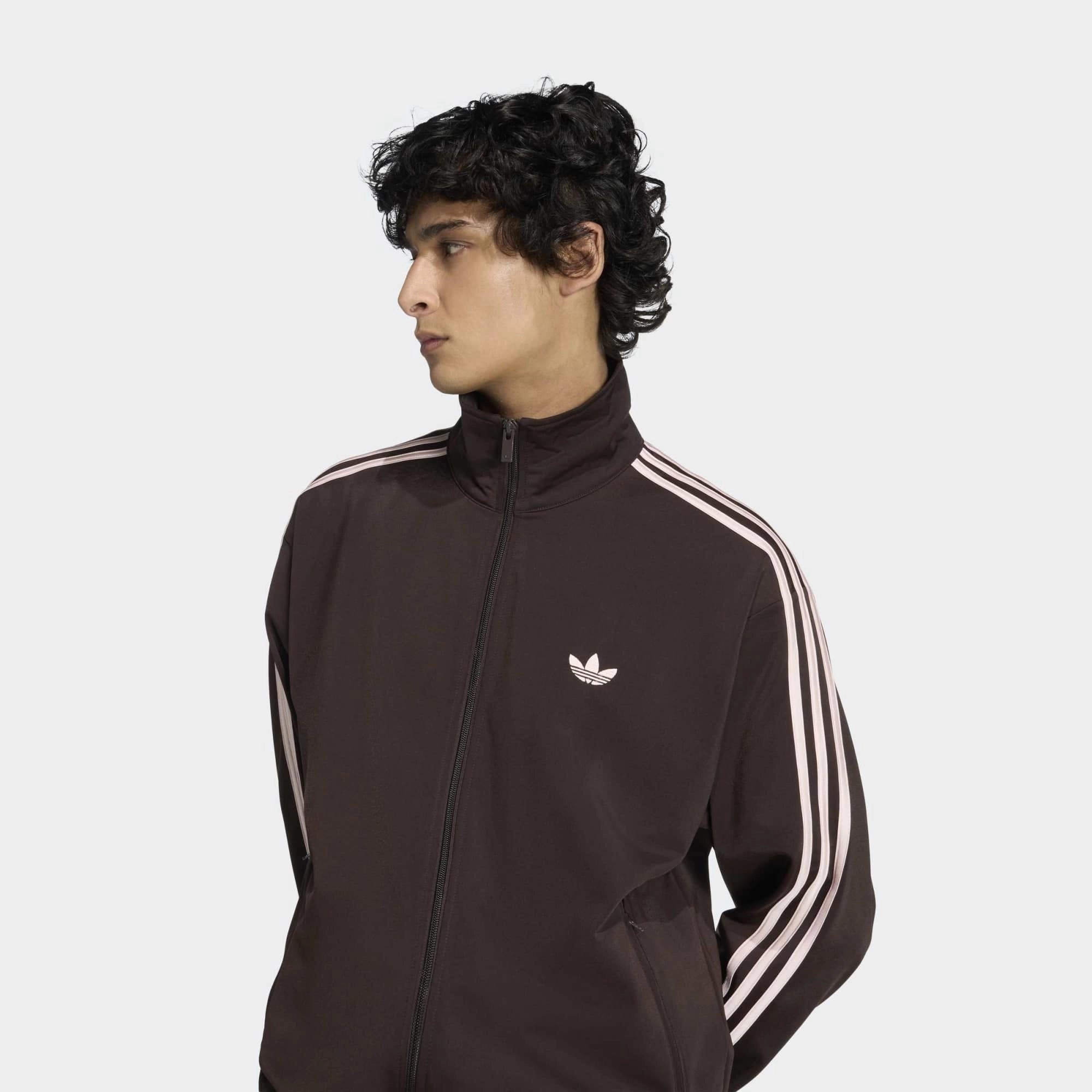 “Die braune adidas Originals Firebird Trainingsjacke in Aurora Coffee mit altrosa farbenen 3-Streifen und Stehkragen im Retro-Look bei Stickabush“.