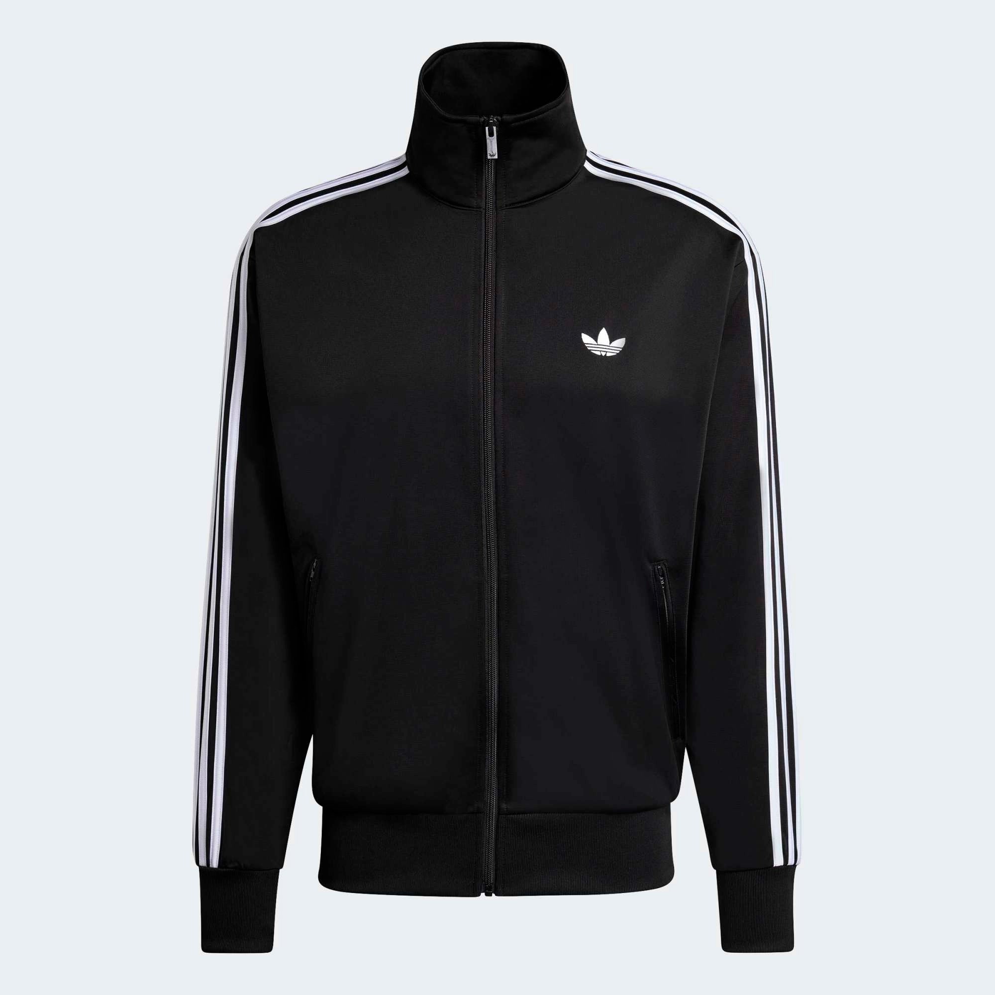 “Klassische adidas Originals Firebird Trainingsjacke in Schwarz mit den charakteristischen drei weißen Streifen an den Ärmeln, Stehkragen und dem gestickten weißen Trefoil-Logo auf der Brust bei Stickabush“.