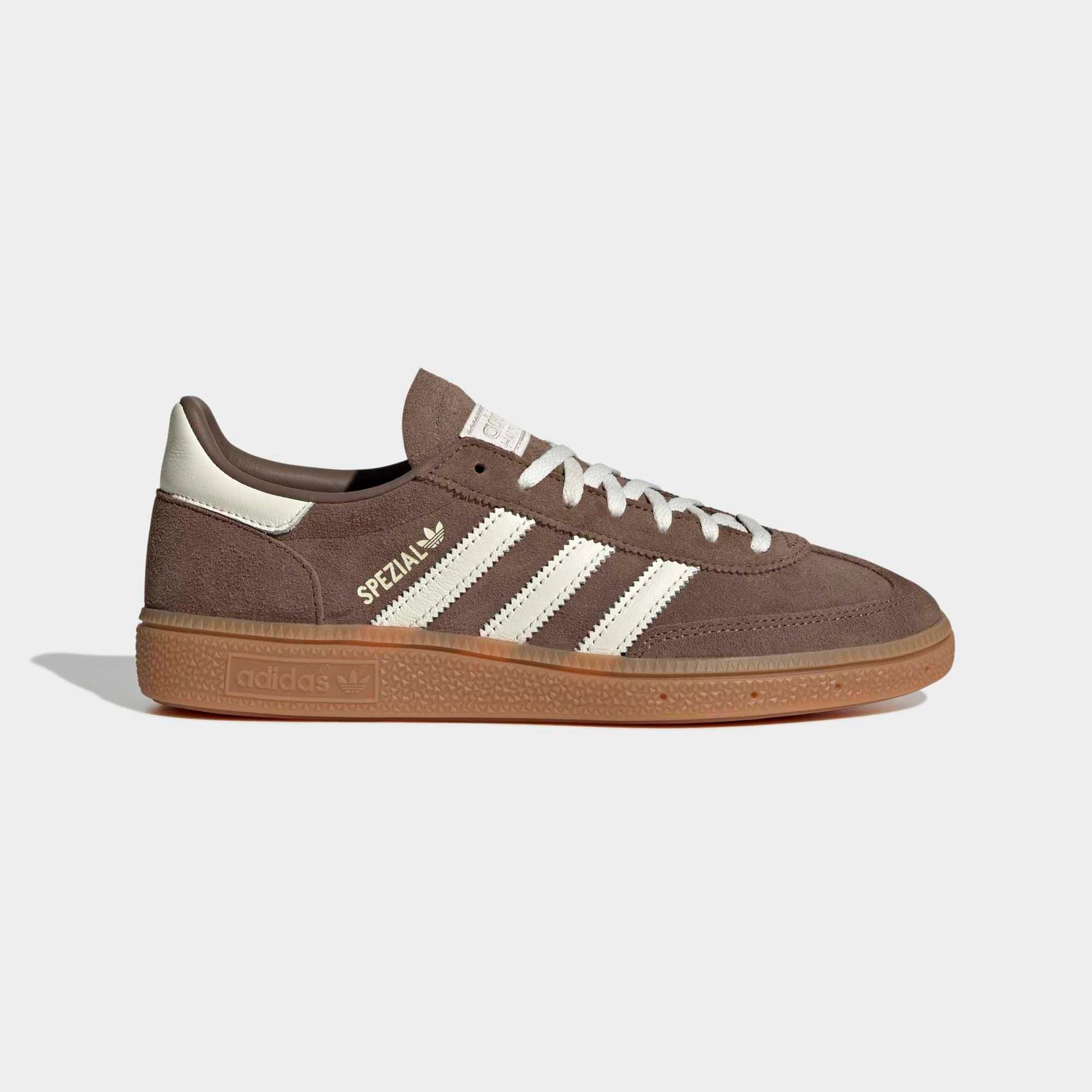 „adidas Originals Handball Spezial Damen Earth Strata Off White IF6490 - Suede Retro-Sneaker in Braun erhältlich bei Stickabush Berlin.“