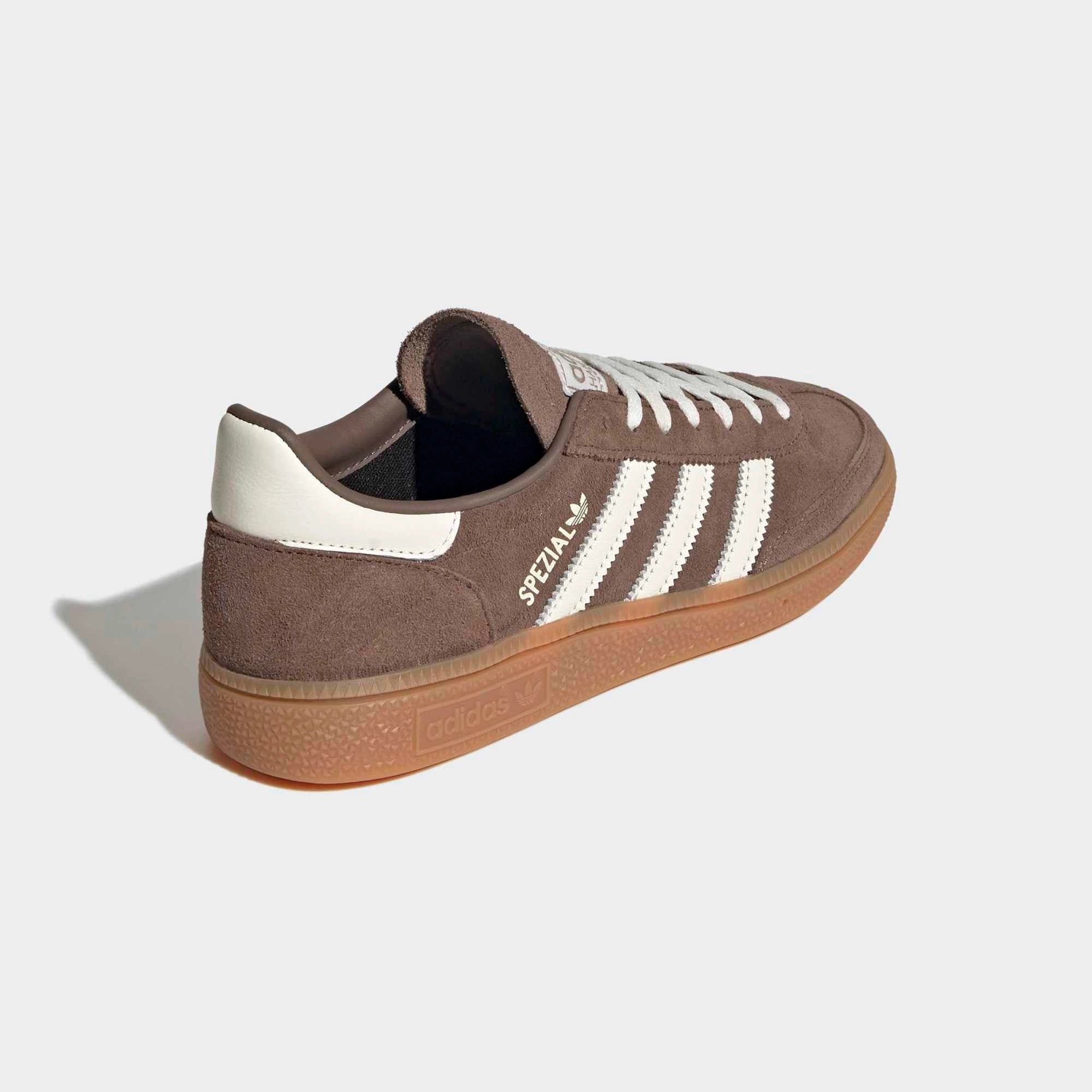 „adidas Originals Handball Spezial Damen Earth Strata Off White IF6490 - Suede Retro-Sneaker in Braun erhältlich bei Stickabush Berlin.“