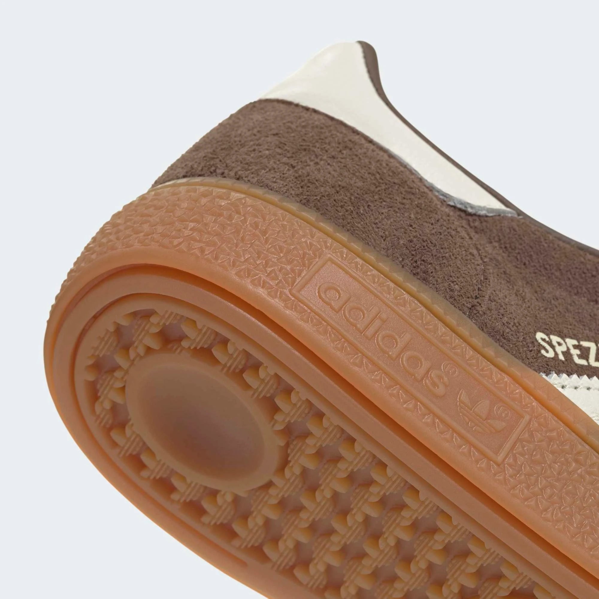 „adidas Originals Handball Spezial Damen Earth Strata Off White IF6490 - Suede Retro-Sneaker in Braun erhältlich bei Stickabush Berlin.“