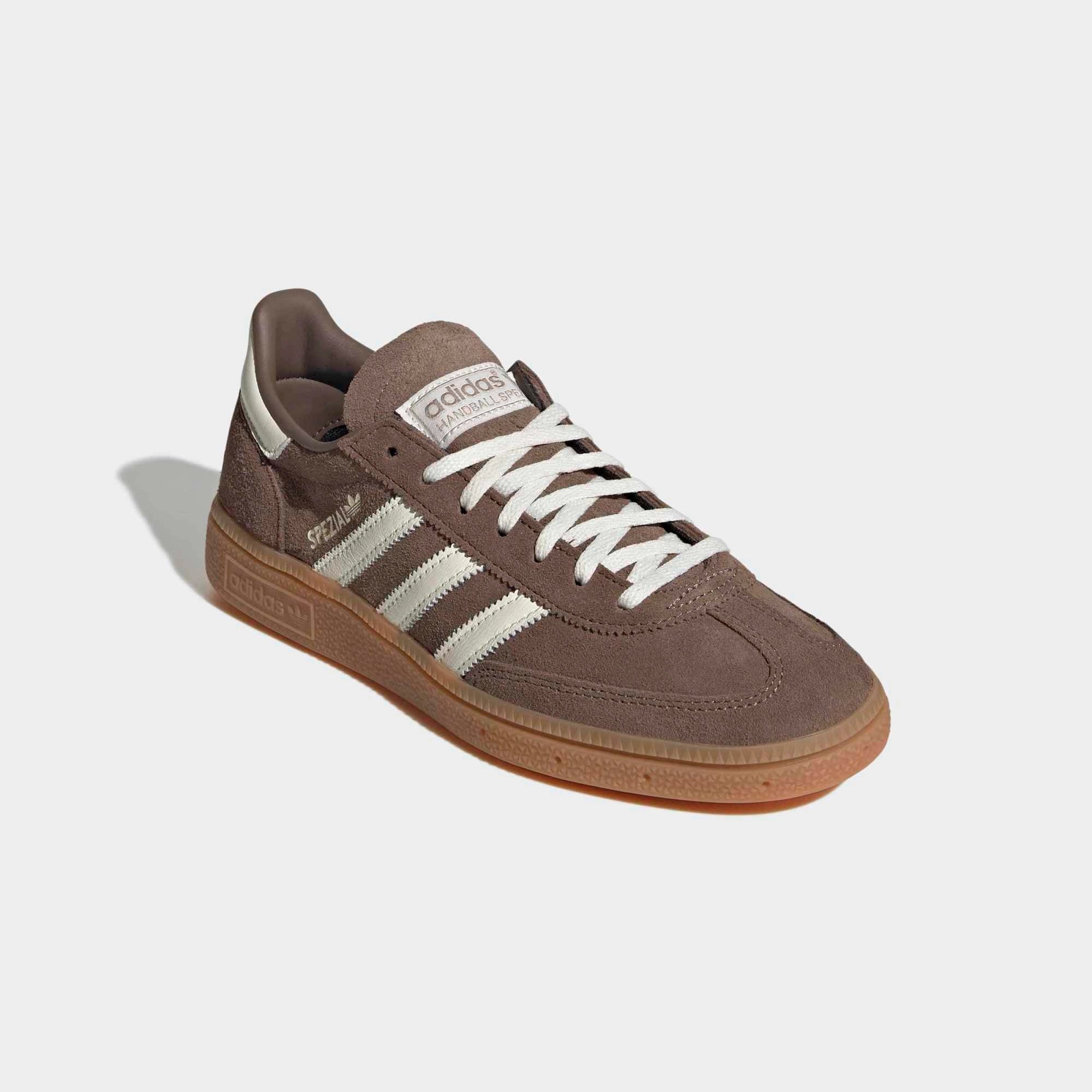 „adidas Originals Handball Spezial Damen Earth Strata Off White IF6490 - Suede Retro-Sneaker in Braun erhältlich bei Stickabush Berlin.“