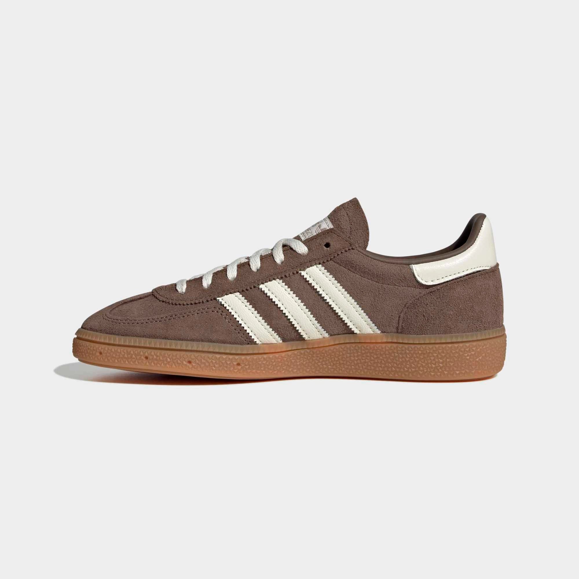 „adidas Originals Handball Spezial Damen Earth Strata Off White IF6490 - Suede Retro-Sneaker in Braun erhältlich bei Stickabush Berlin.“