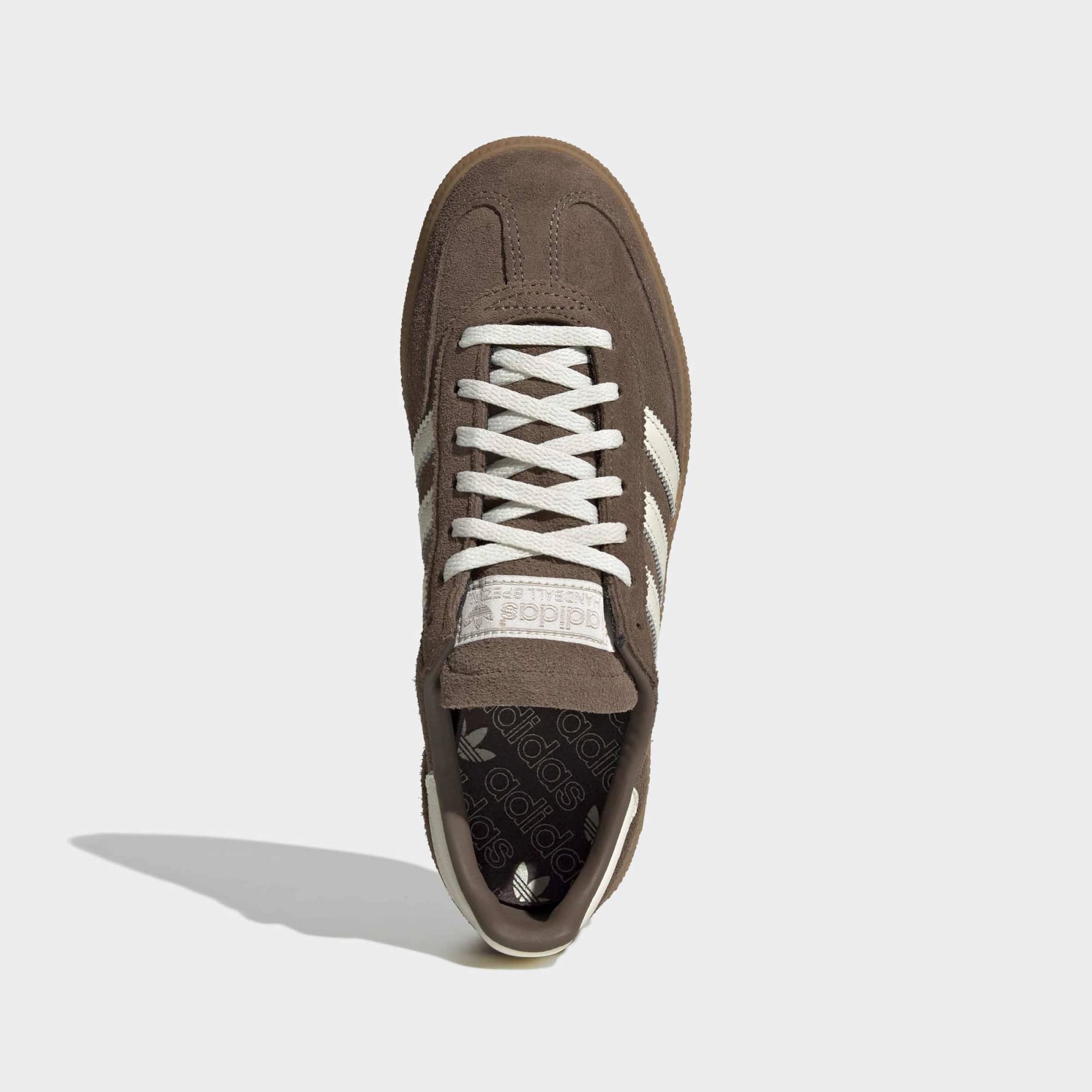 „adidas Originals Handball Spezial Damen Earth Strata Off White IF6490 - Suede Retro-Sneaker in Braun erhältlich bei Stickabush Berlin.“