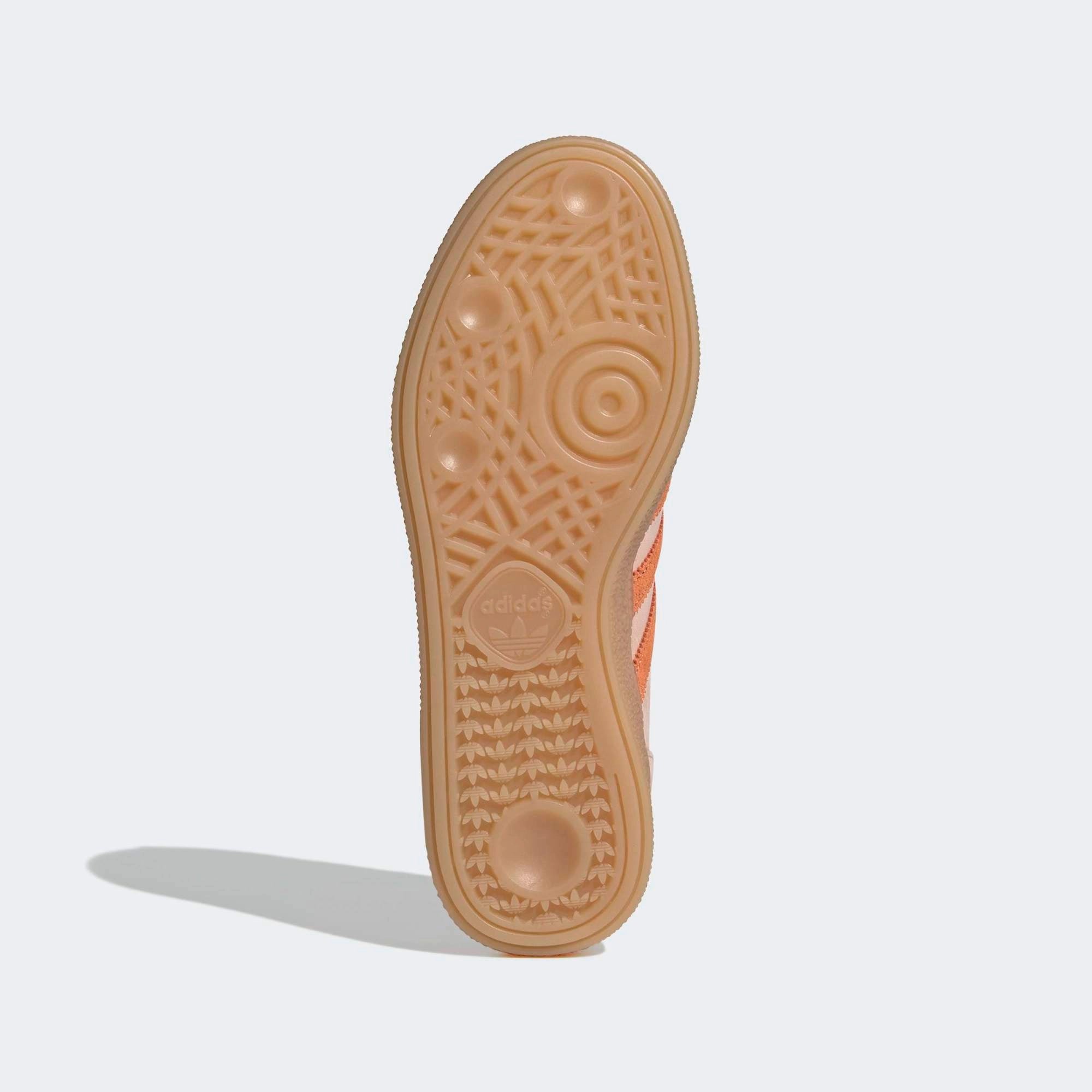 “adidas Originals Handball Spezial Damen Sneaker in Blush Pink aus Wildleder mit brauner Gummisohle bei Stickabush.“