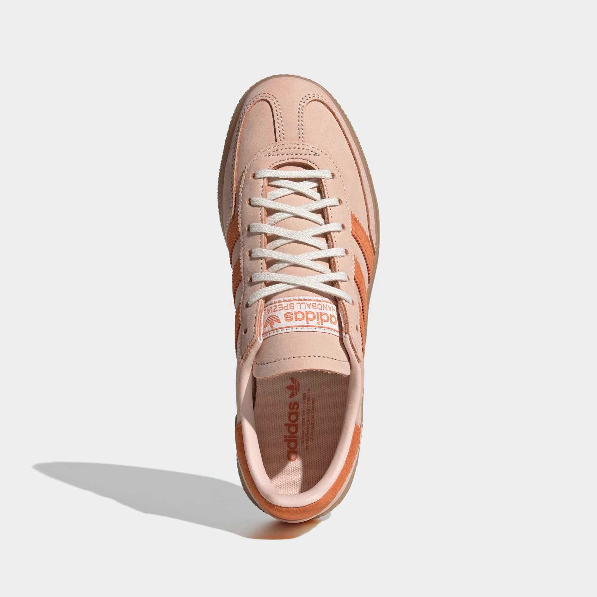 “adidas Originals Handball Spezial Damen Sneaker in Blush Pink aus Wildleder mit brauner Gummisohle bei Stickabush.“