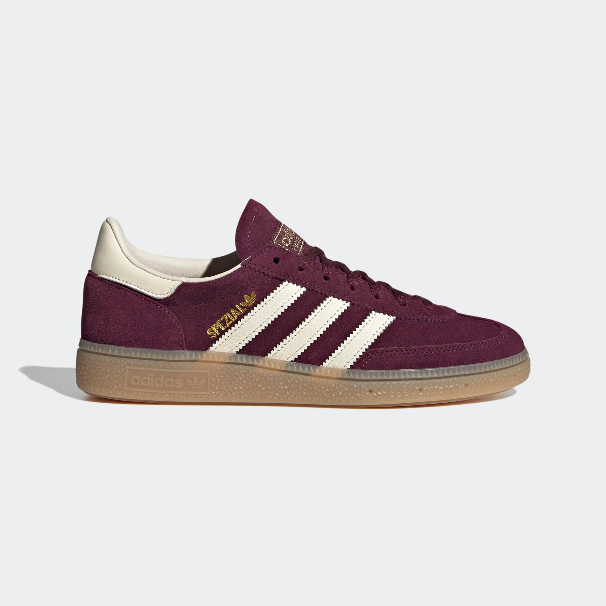 “Weinroter adidas Originals Handball Spezial Damen Sneaker (Maroon) mit cremeweißen Streifen und Naturgummi-Sohle bei Stickabush.“