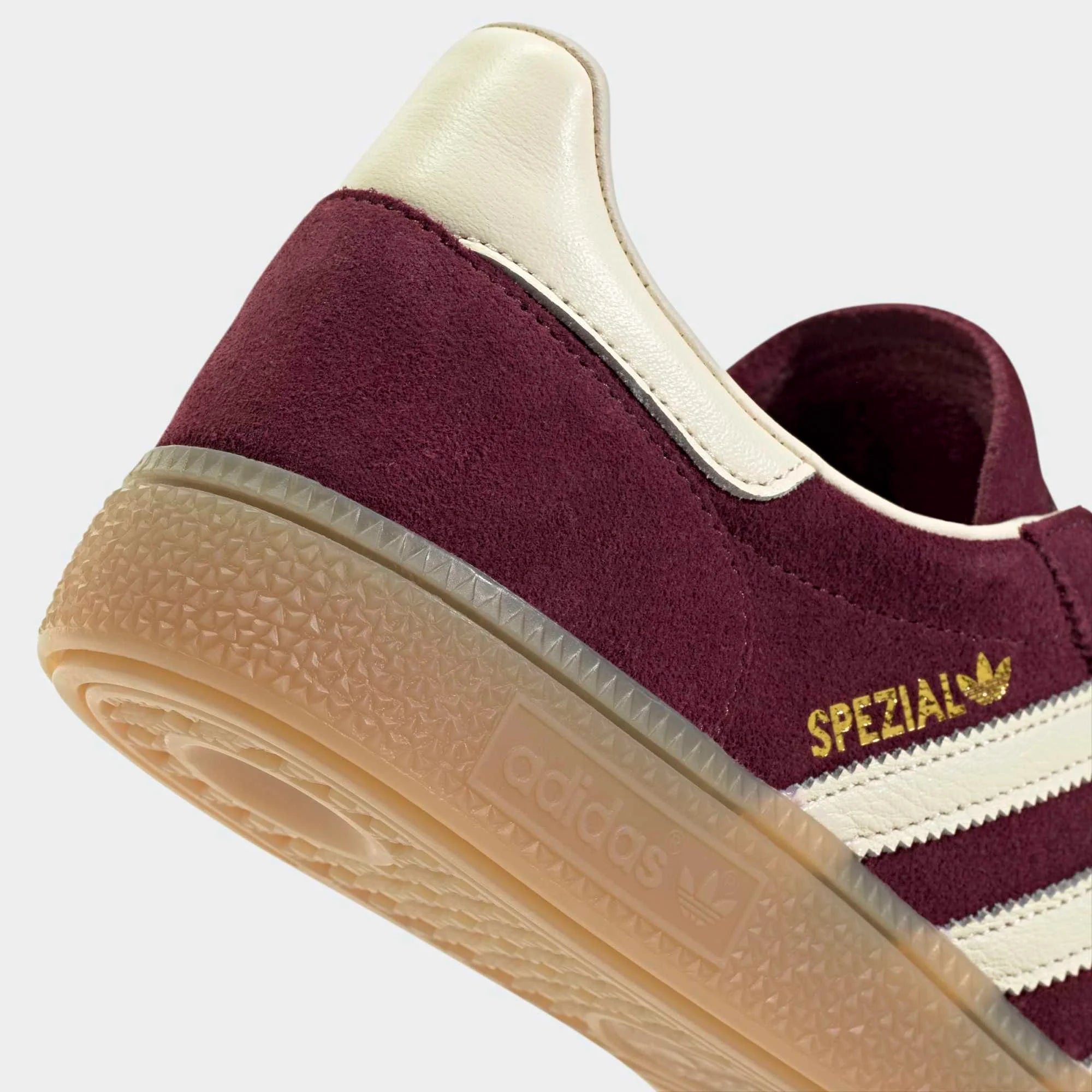 “Weinroter adidas Originals Handball Spezial Damen Sneaker (Maroon) mit cremeweißen Streifen und Naturgummi-Sohle bei Stickabush.“