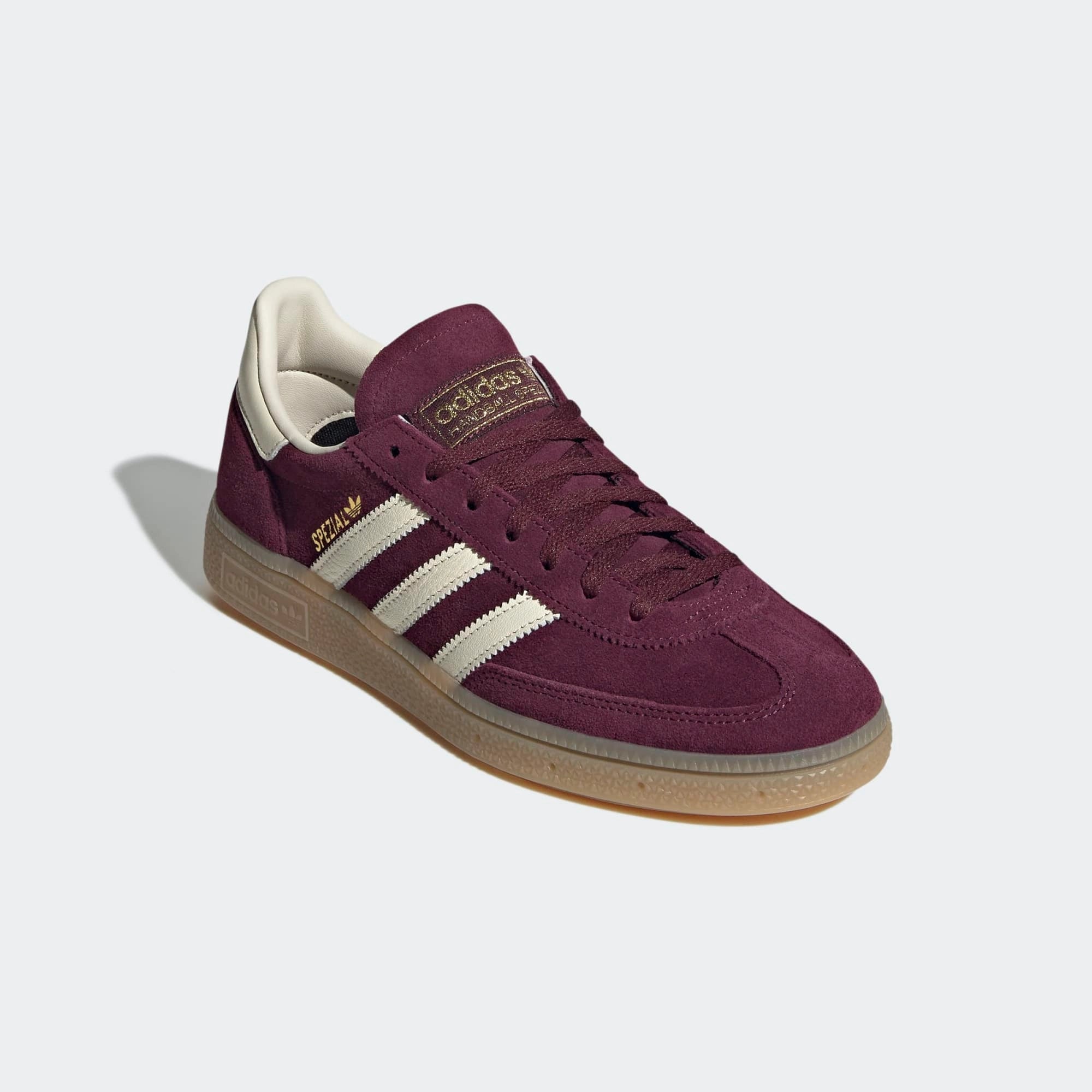 “Weinroter adidas Originals Handball Spezial Damen Sneaker (Maroon) mit cremeweißen Streifen und Naturgummi-Sohle bei Stickabush.“