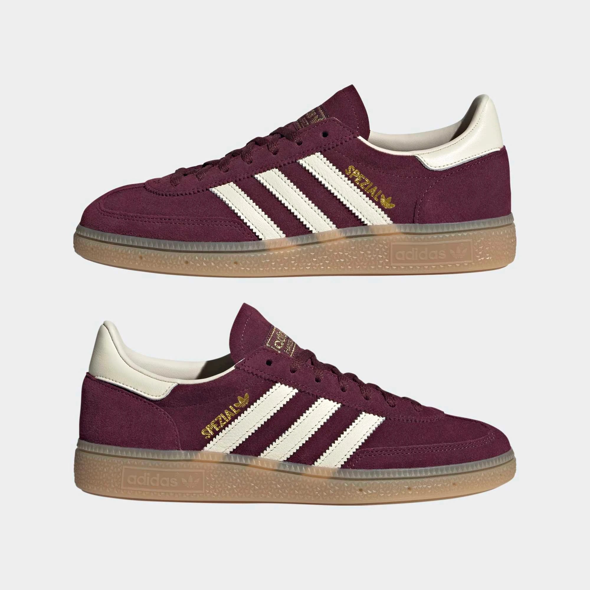 “Weinroter adidas Originals Handball Spezial Damen Sneaker (Maroon) mit cremeweißen Streifen und Naturgummi-Sohle bei Stickabush.“