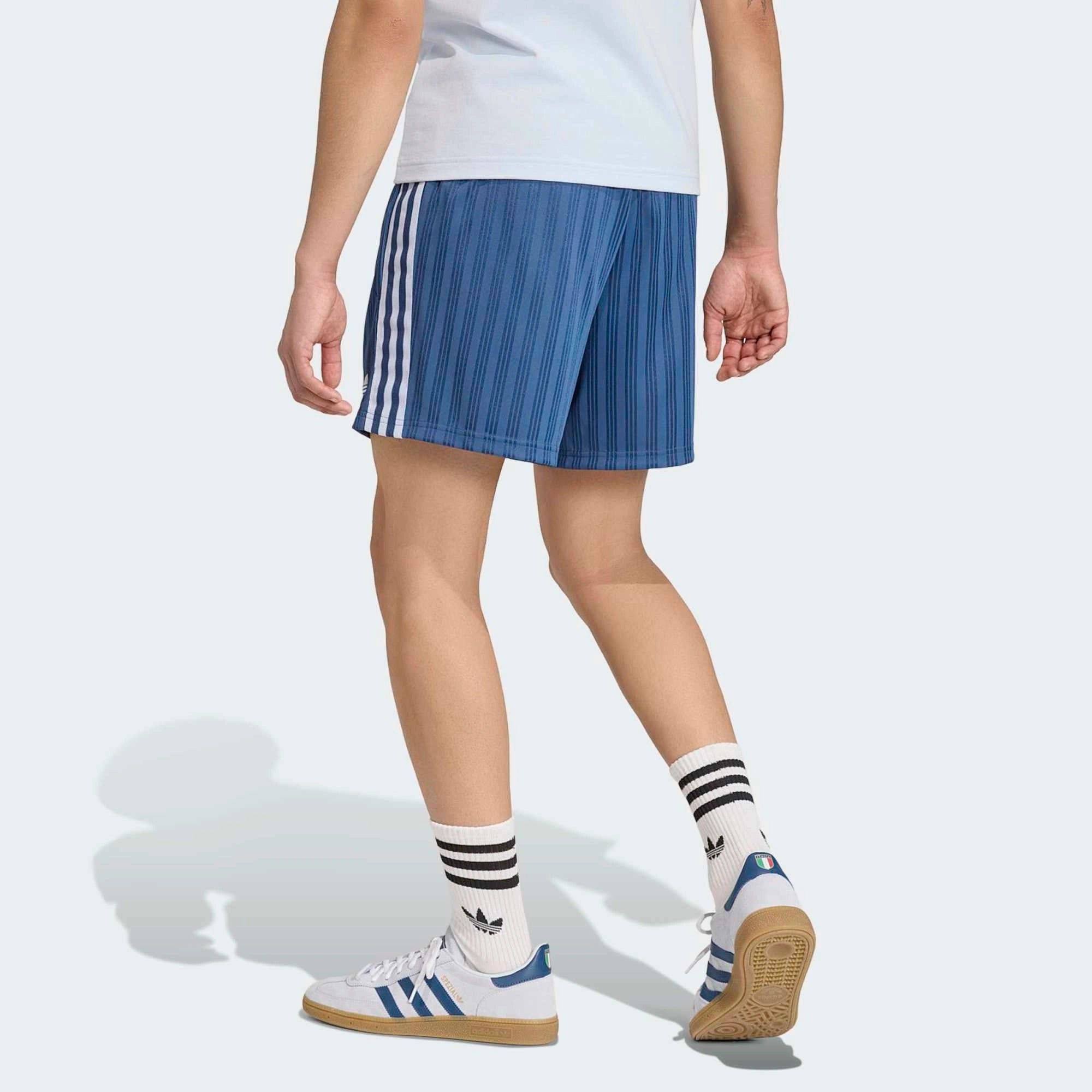 "adidas Originals Italien OG Shorts (Night Marine) mit FIGC-Wappen und 3-Streifen – erhältlich bei Stickabush Berlin."