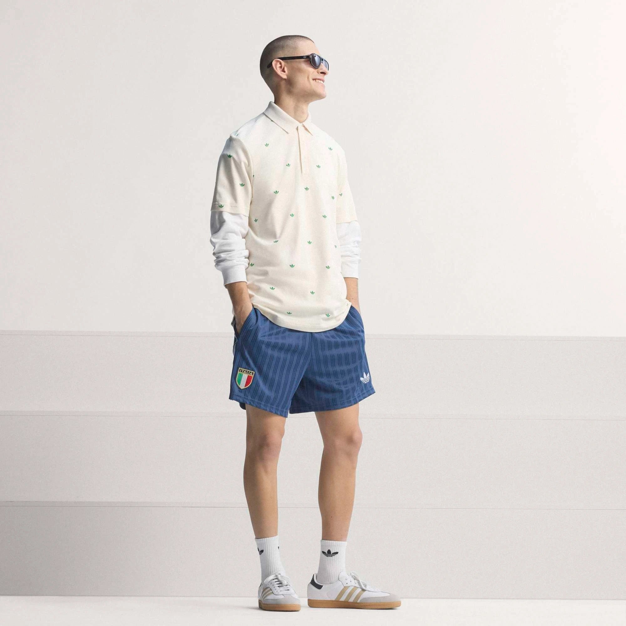 "adidas Originals Italien OG Shorts (Night Marine) mit FIGC-Wappen und 3-Streifen – erhältlich bei Stickabush Berlin."